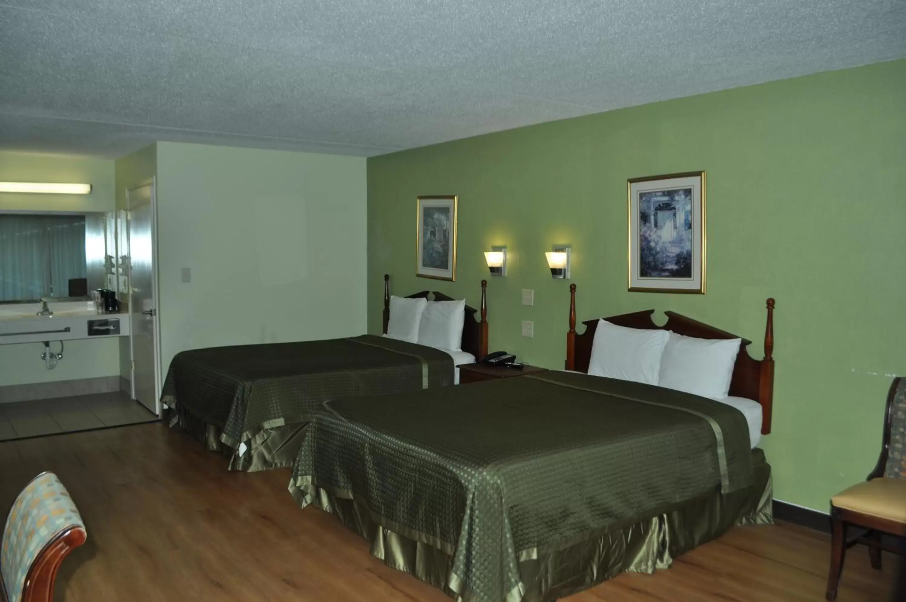 Bed in Bestway Inn - Madison