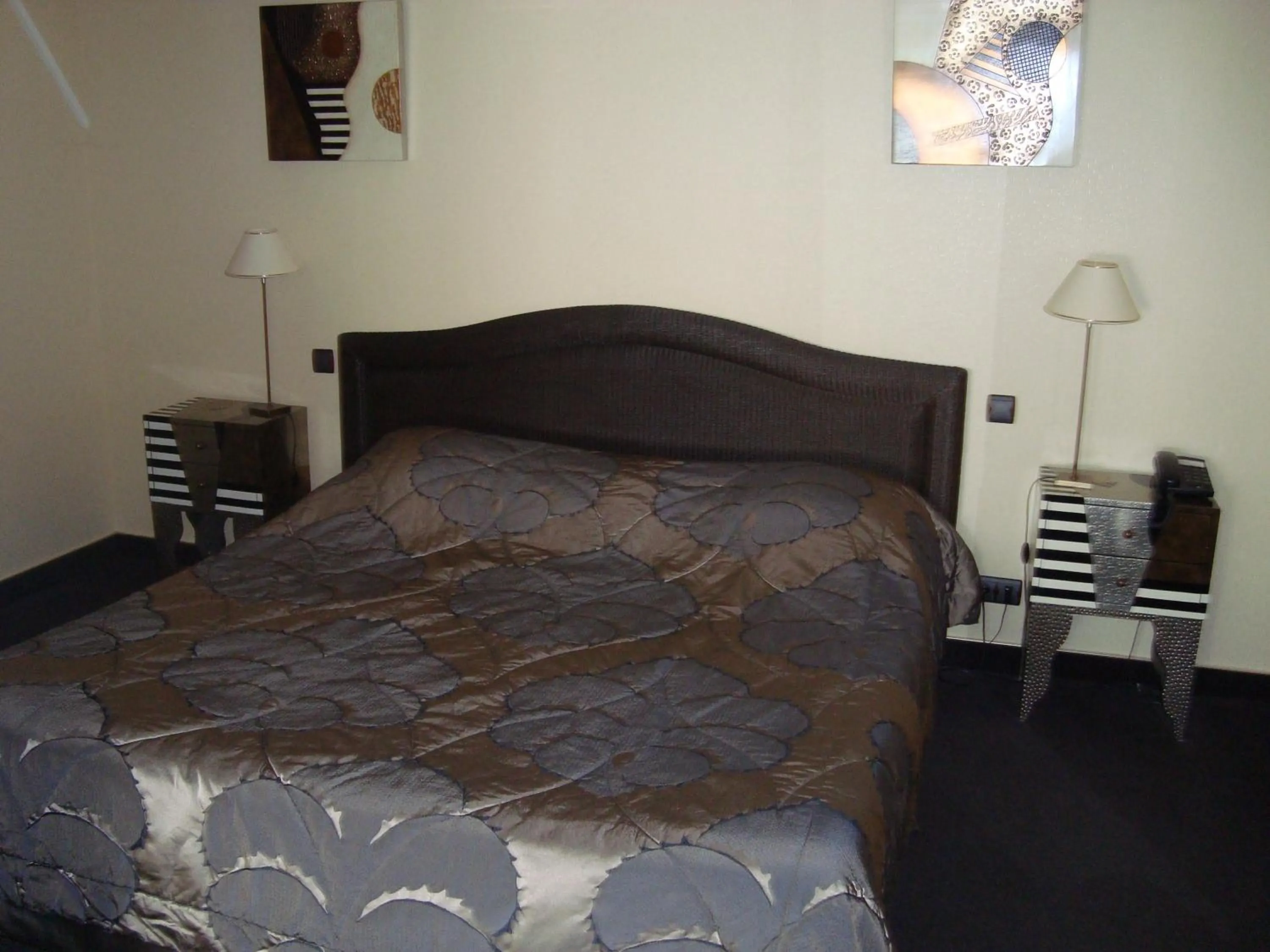 Bed in Hôtel de La Croix d'Or