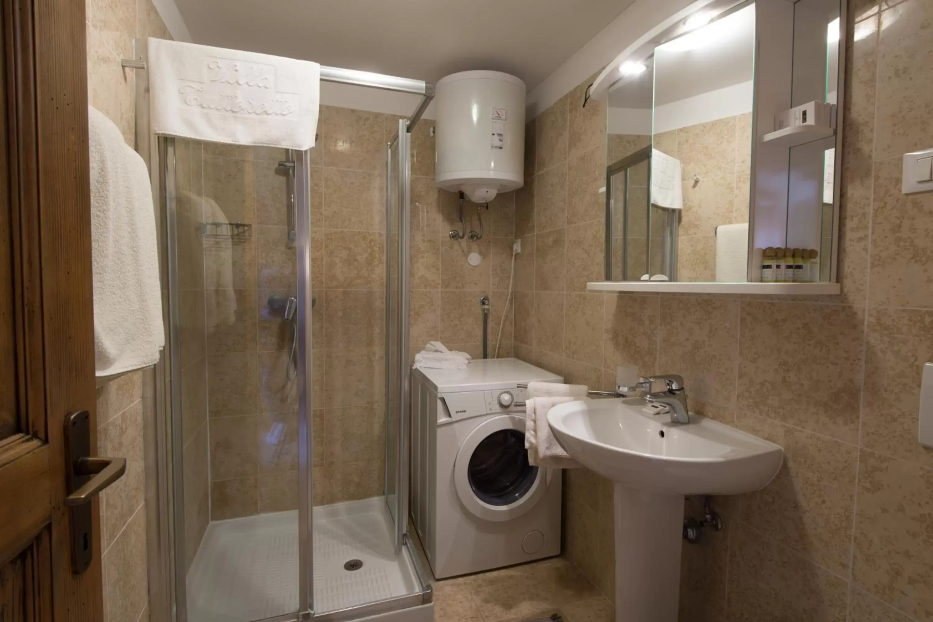 Shower, Bathroom in Villa Tuttorotto