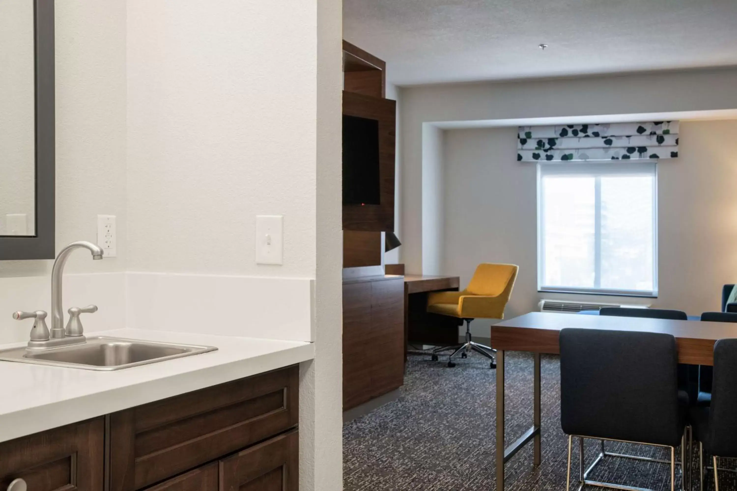 Bedroom, Kitchen/Kitchenette in Hampton Inn & Suites Sherman Oaks