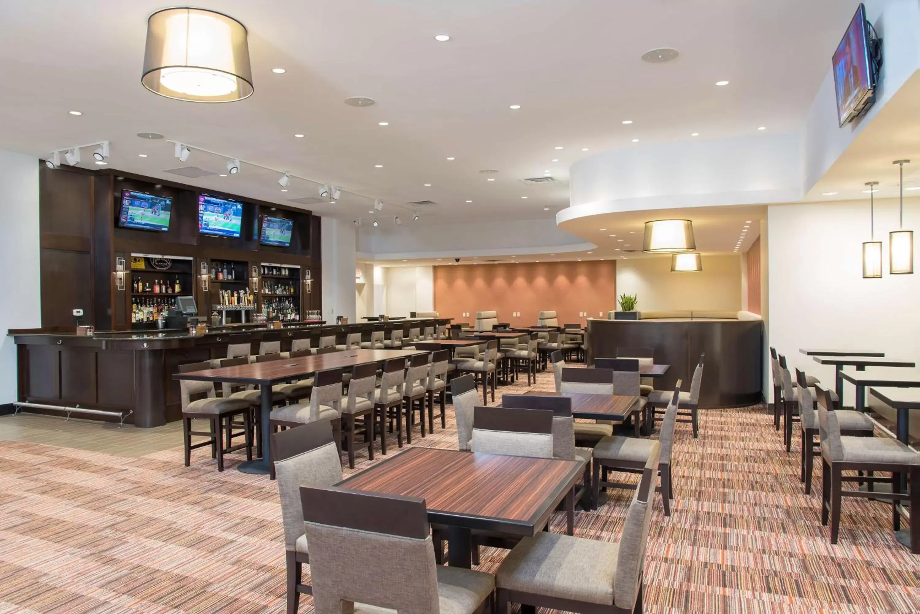 Lounge or bar, Restaurant/Places to Eat in DoubleTree by Hilton Hotel Grand Rapids Airport