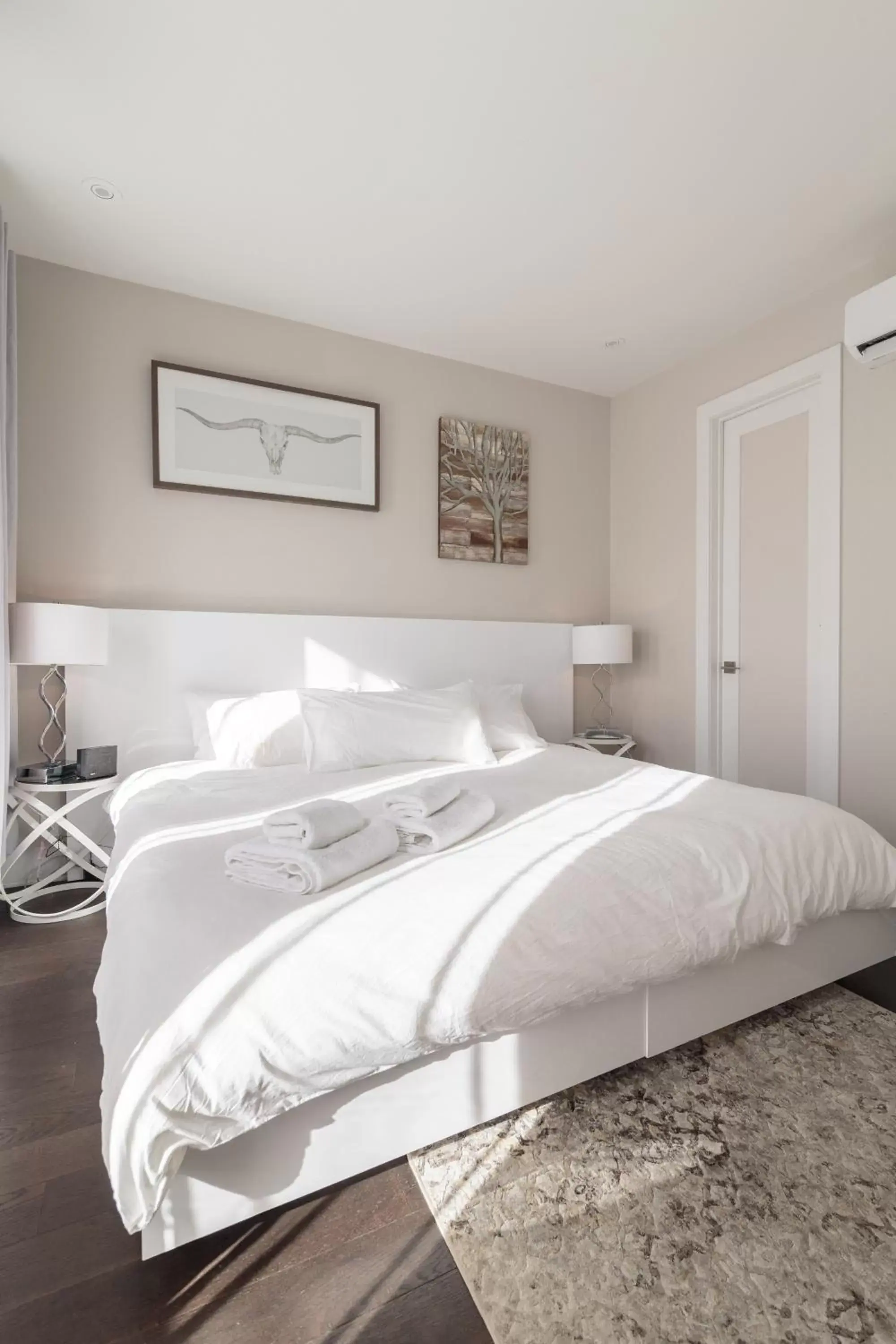Bedroom, Bed in Parc Avenue Lofts