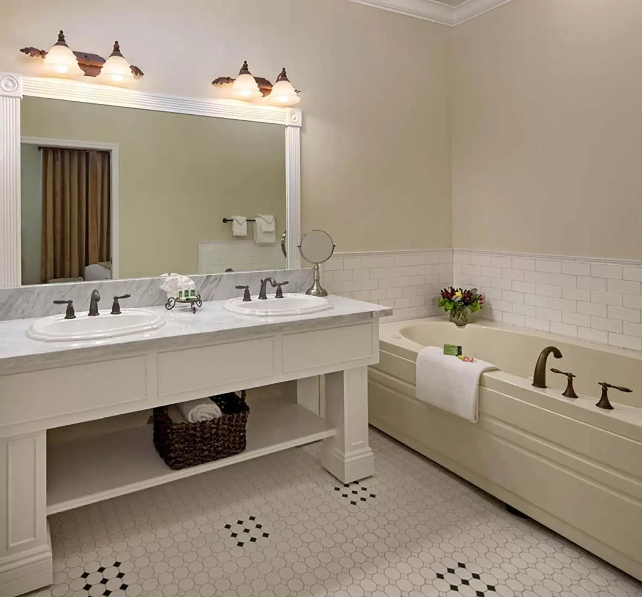 Shower, Bathroom in Paso Robles Inn