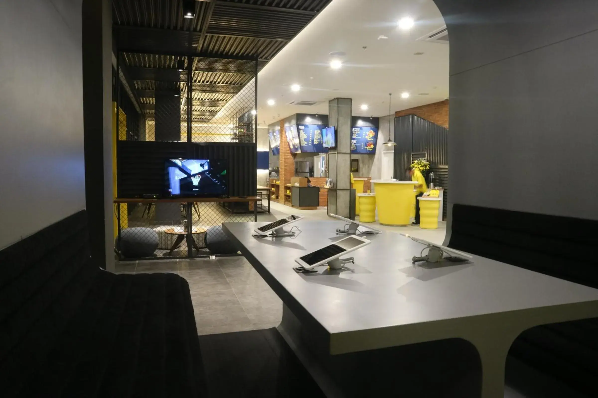 Communal lounge/ TV room in YELLO Hotel Manggarai