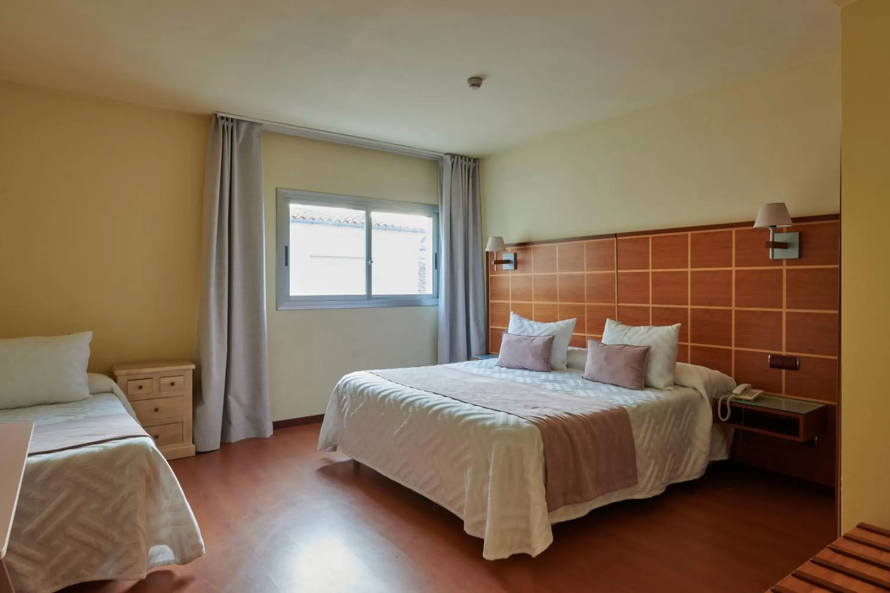 Photo of the whole room, Bed in Ramblas Vendrell