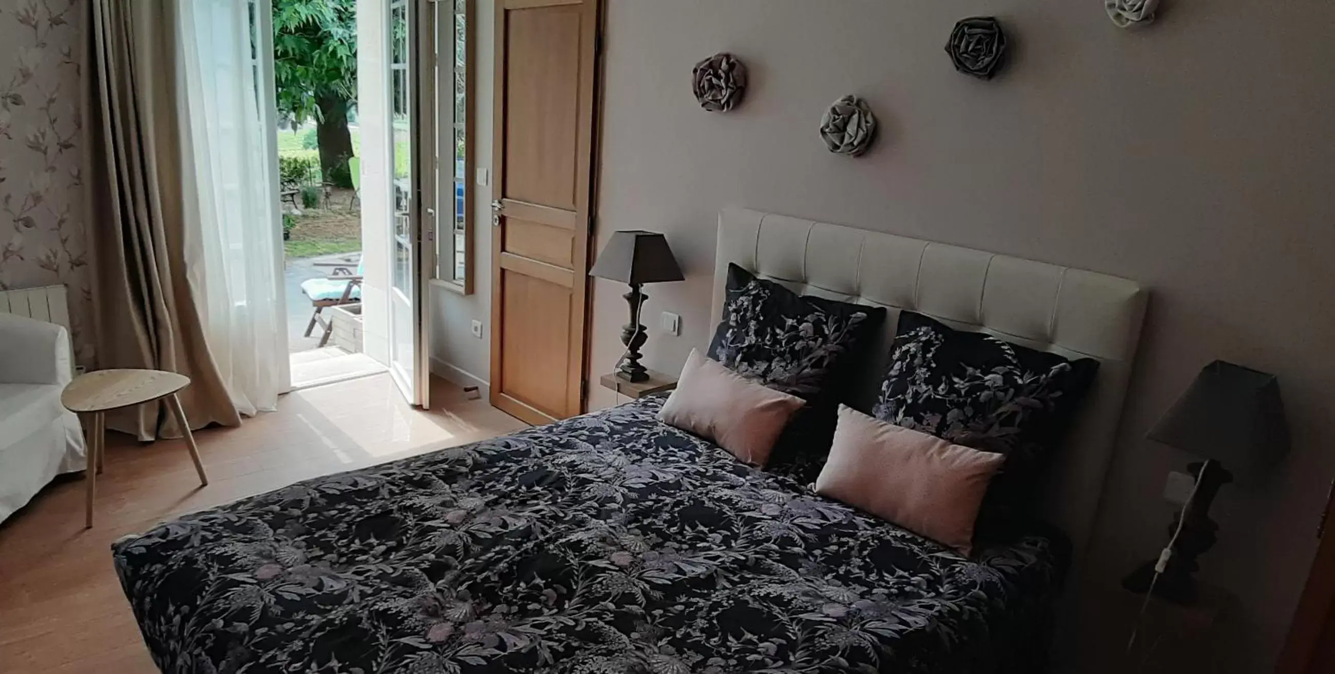 Photo of the whole room, Bed in A L'OMBRE DE LA TREILLE -Proche Saint-Emilion