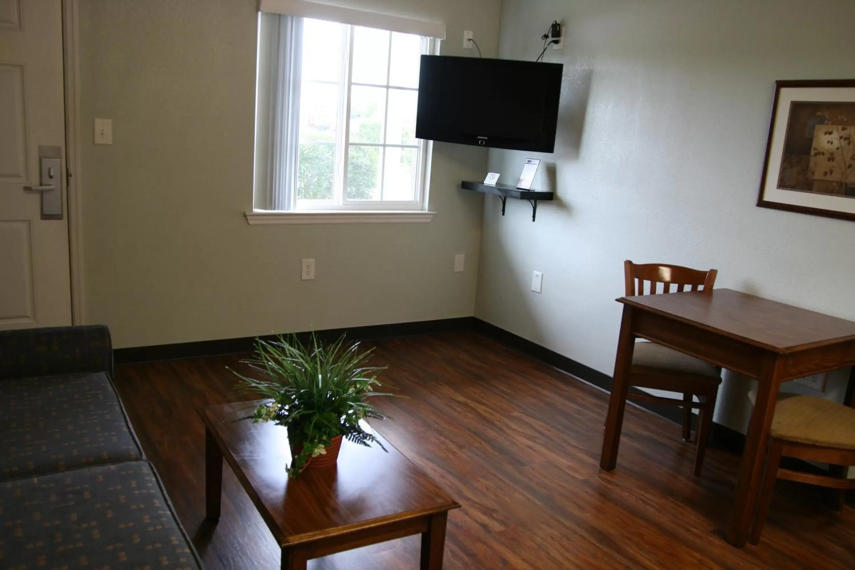 Seating area, TV/Entertainment Center in Affordable Suites Jacksonville