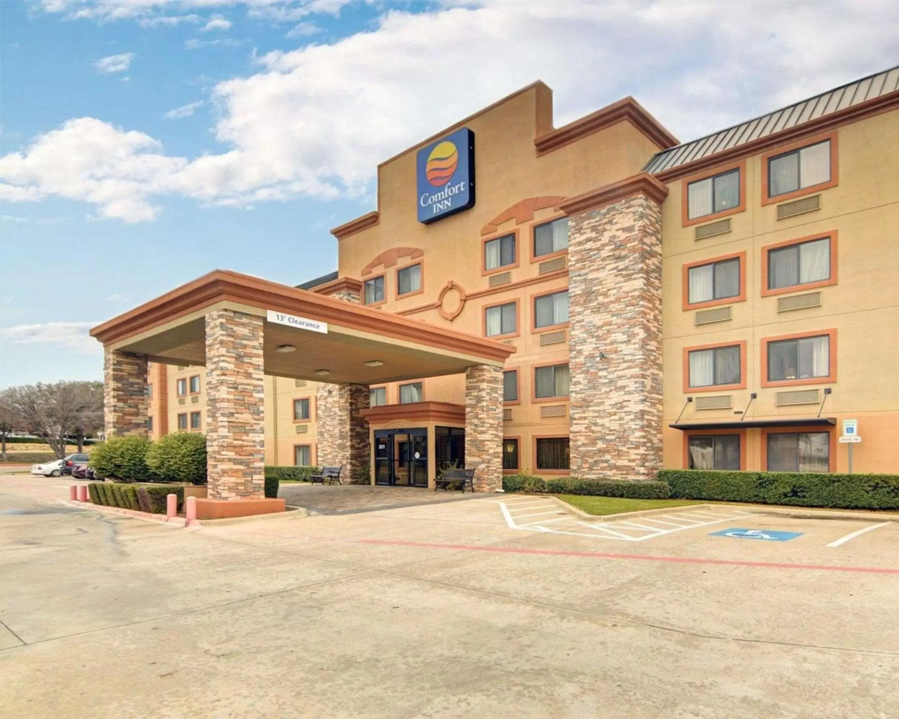 Property Building in Comfort Inn Grapevine Near DFW Airport