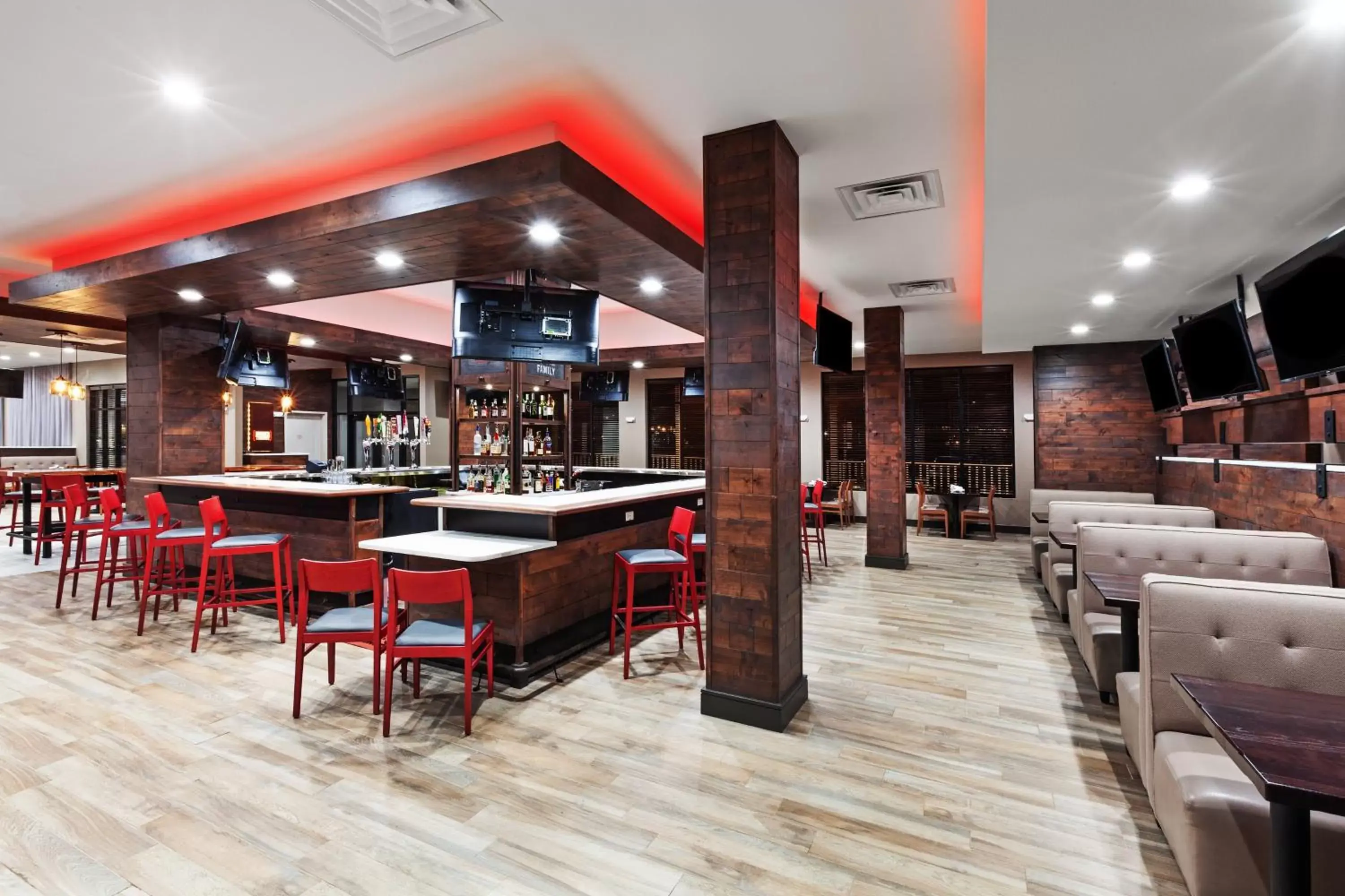 Lounge or bar, Lounge/Bar in Holiday Inn Lubbock South, an IHG Hotel