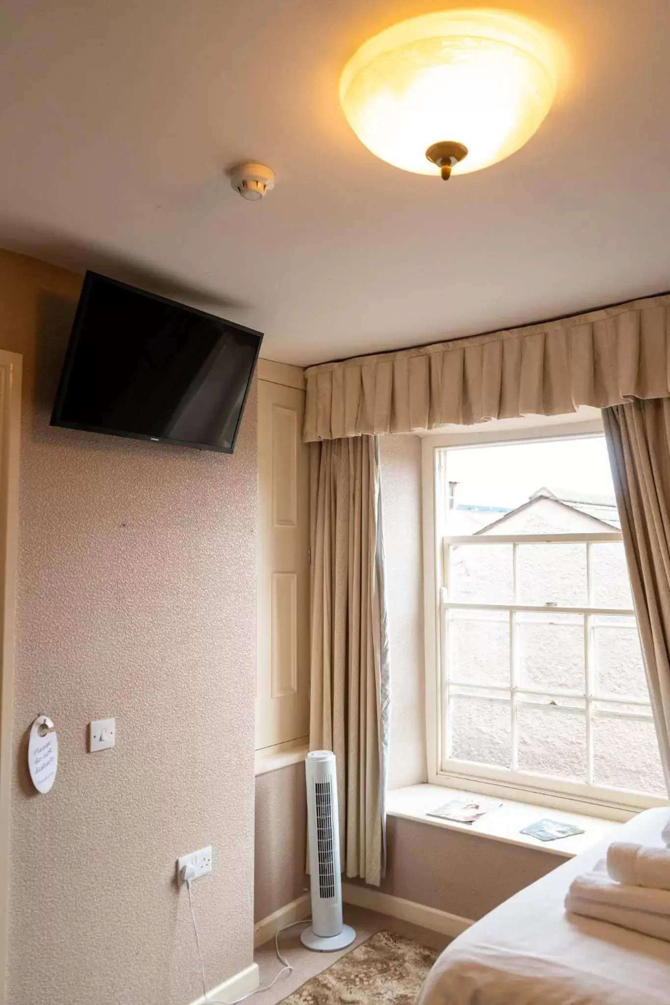 Bedroom, TV/Entertainment Center in The Kings Head Hotel
