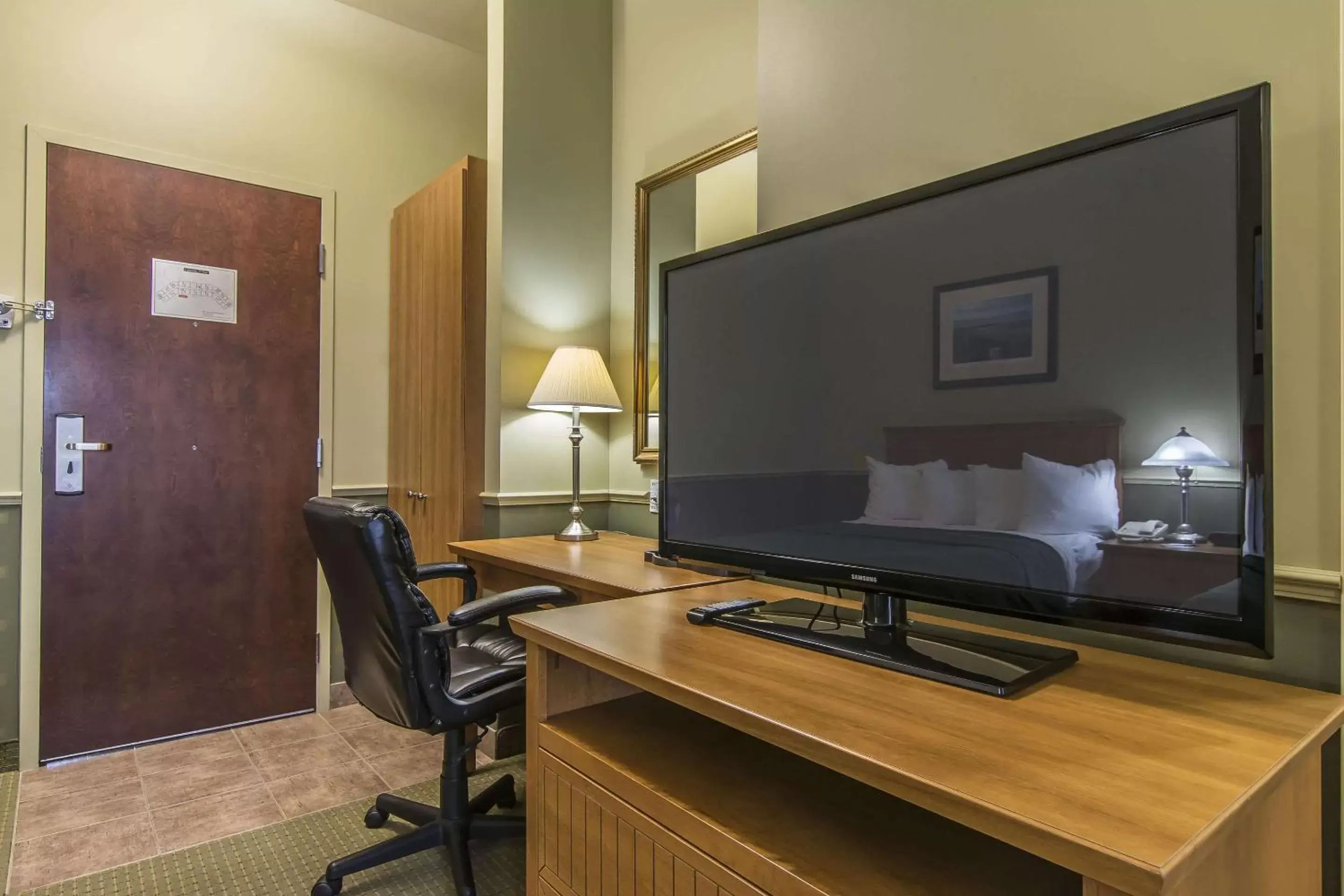 Photo of the whole room, TV/Entertainment Center in Quality Inn Riviere-Du-Loup