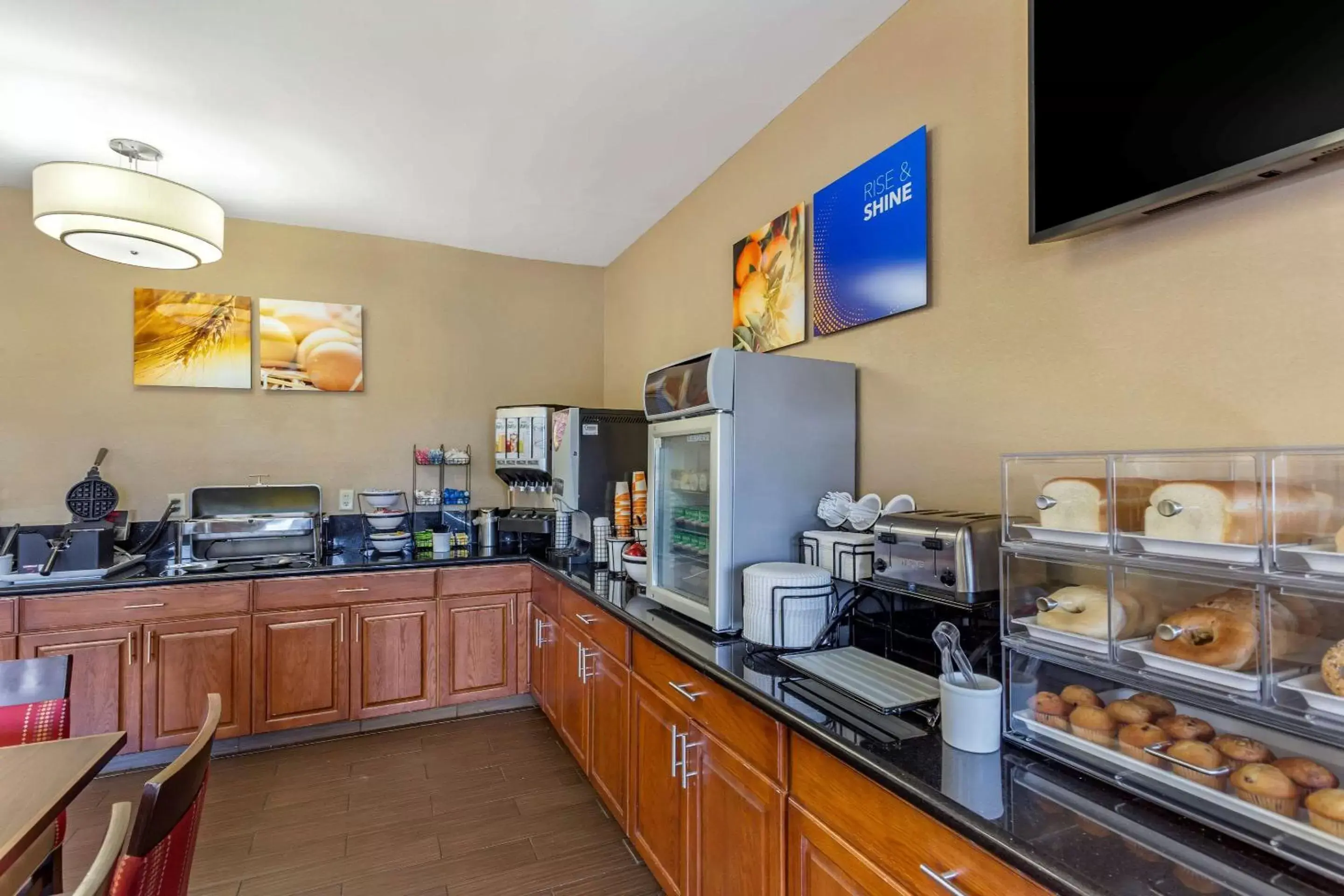 Restaurant/places to eat, Kitchen/Kitchenette in Comfort Inn Gurnee near Six Flags