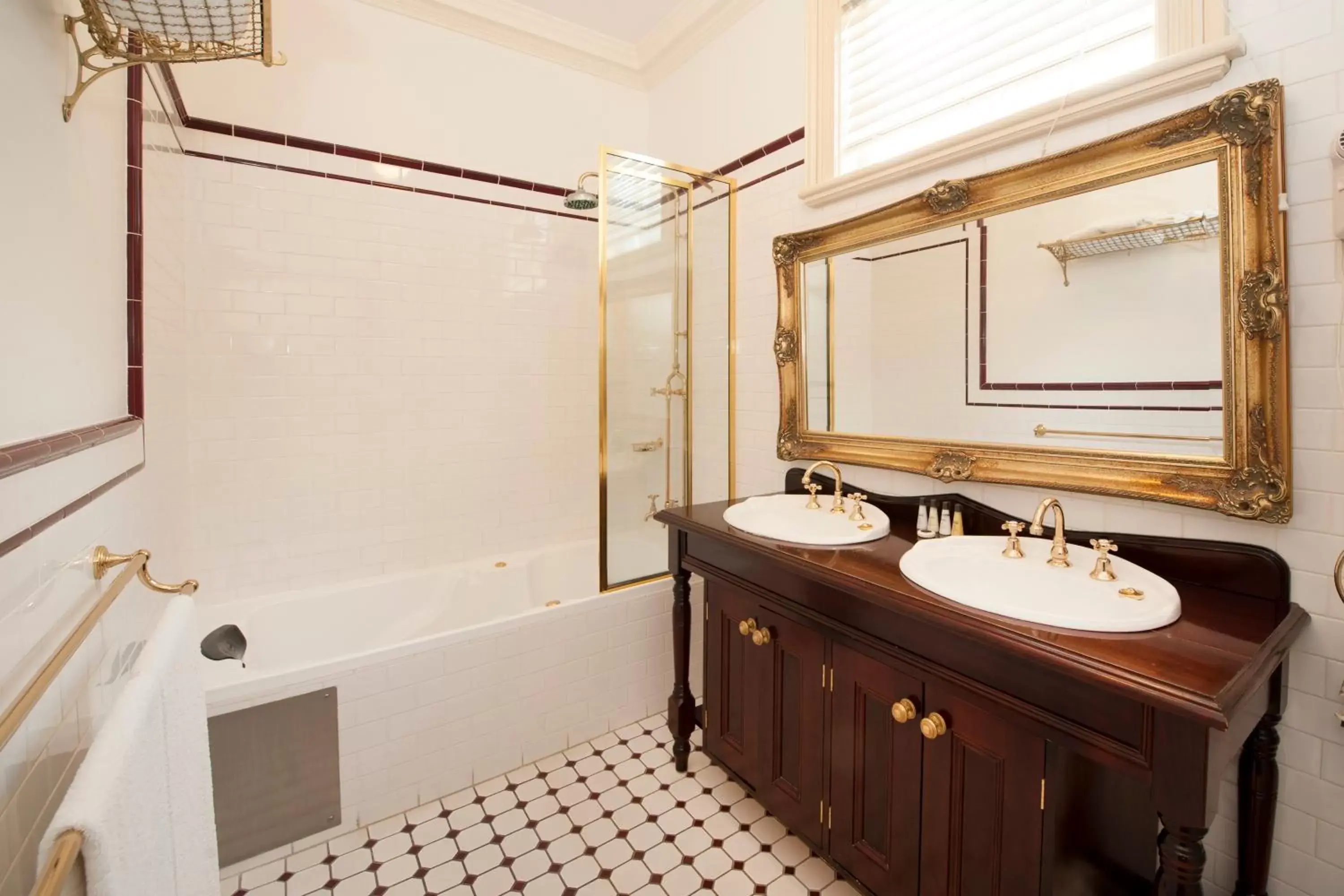 Bathroom in Cobb & Co Court Boutique Hotel