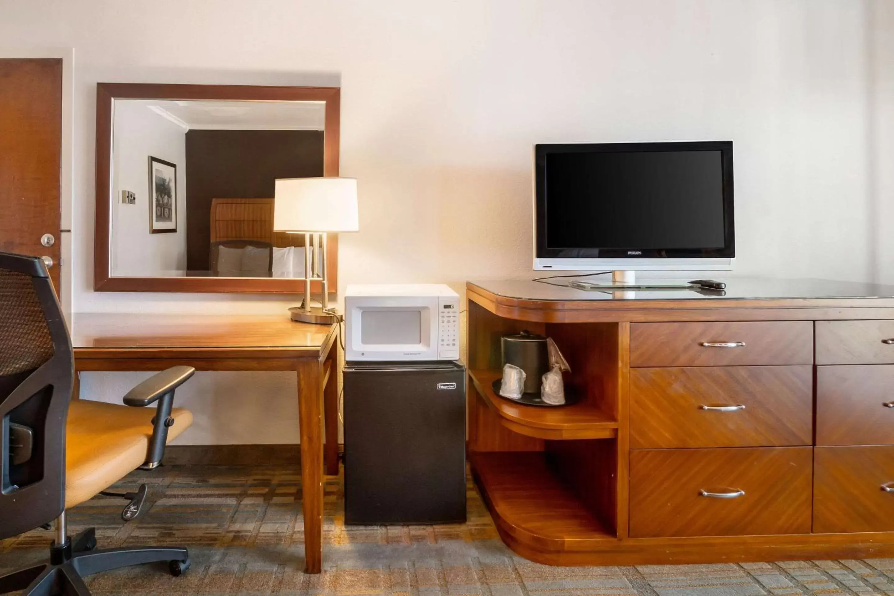 Photo of the whole room, TV/Entertainment Center in Econo Lodge Winter Haven Chain of Lakes