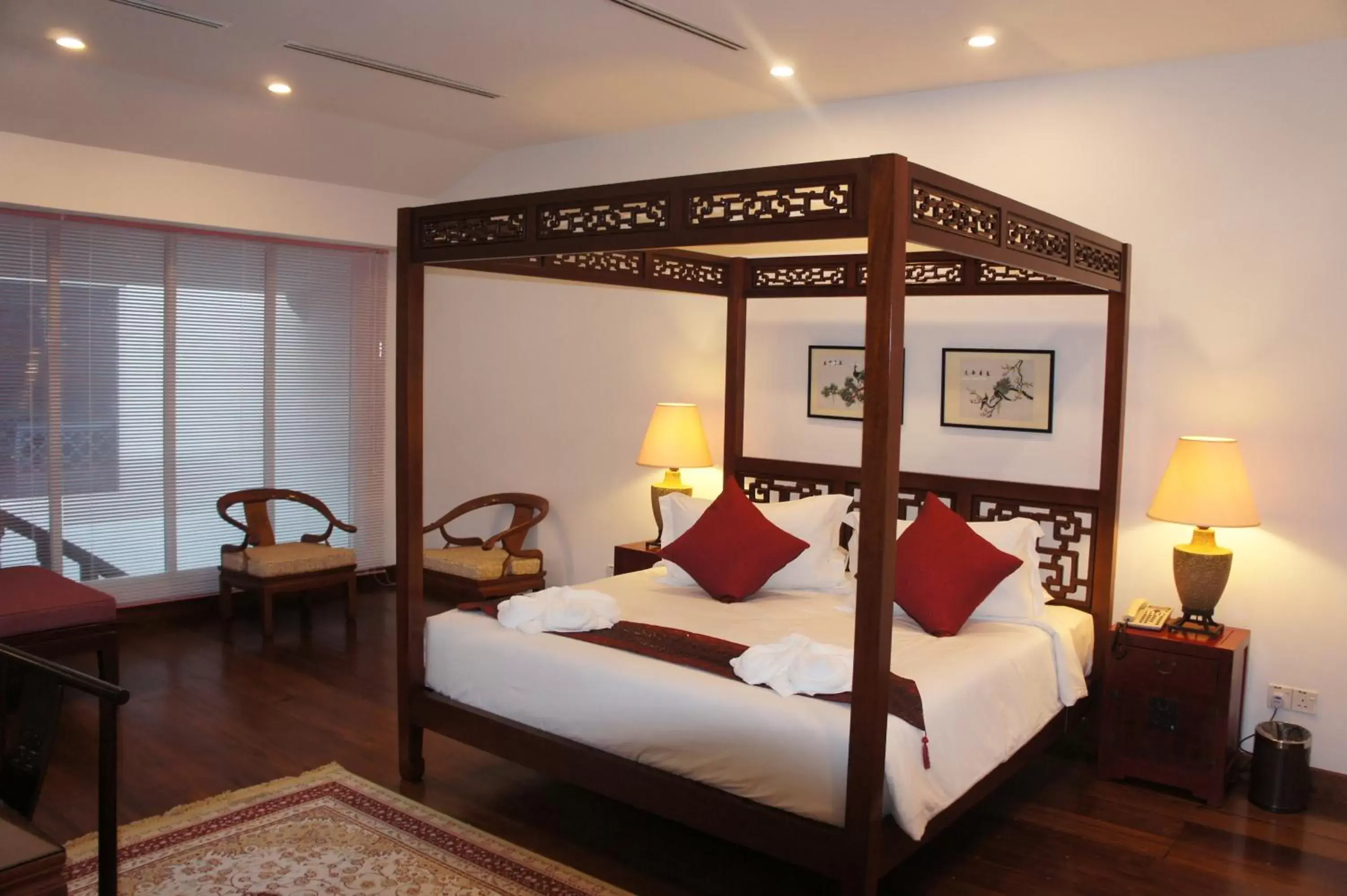 Bedroom, Bed in Heeren Palm Suites