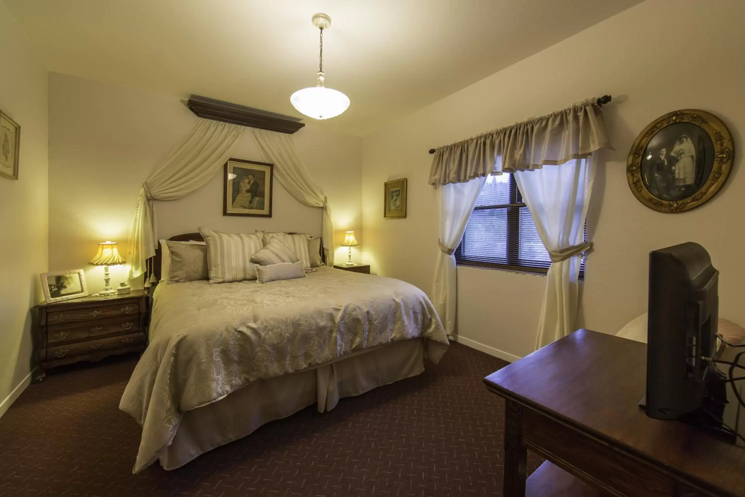 Photo of the whole room, Bed in Historic Cary House Hotel