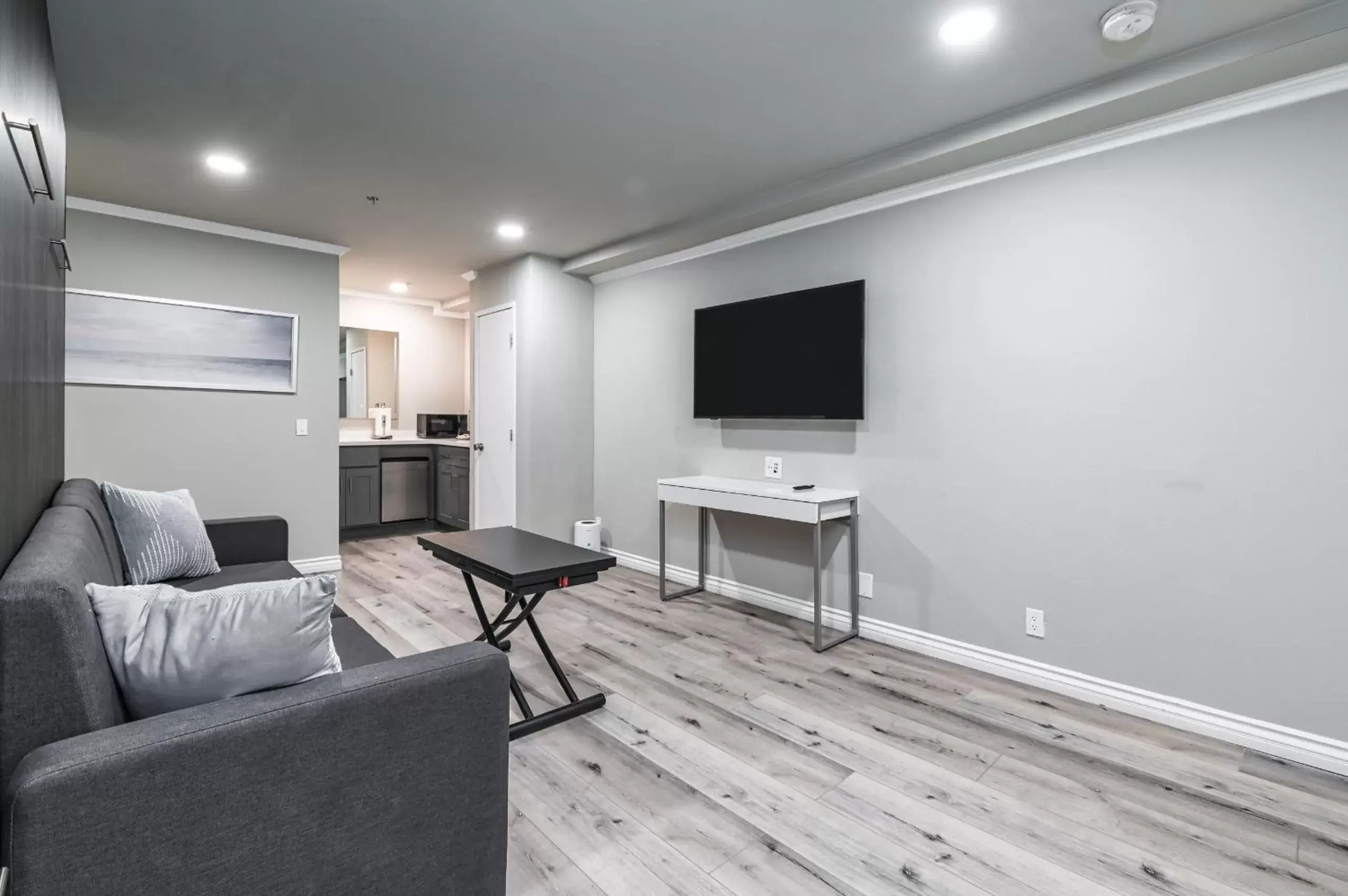 Bedroom, Seating Area in Omeo Suites