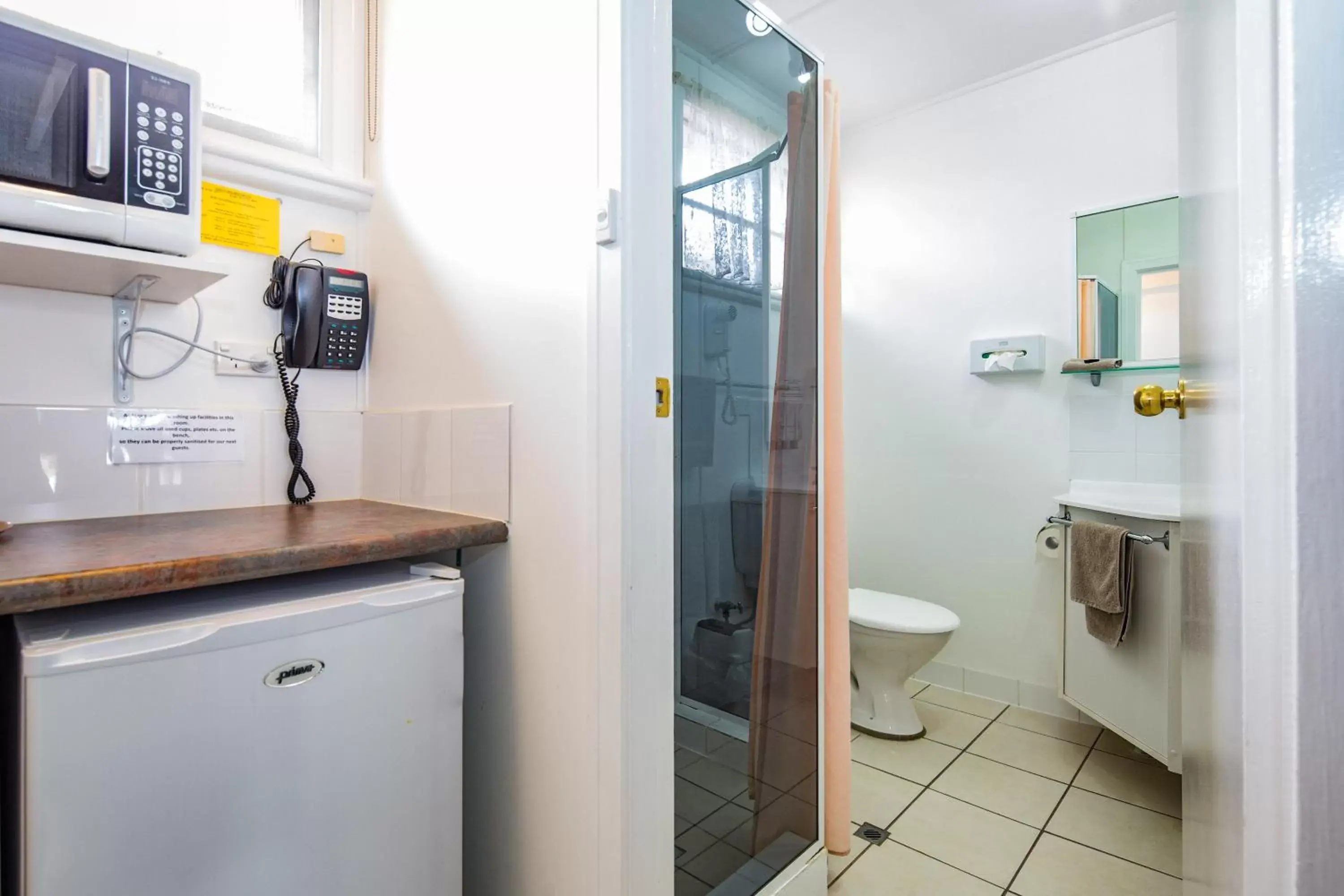 Kitchen or kitchenette, Bathroom in Tally Ho Motor Inn