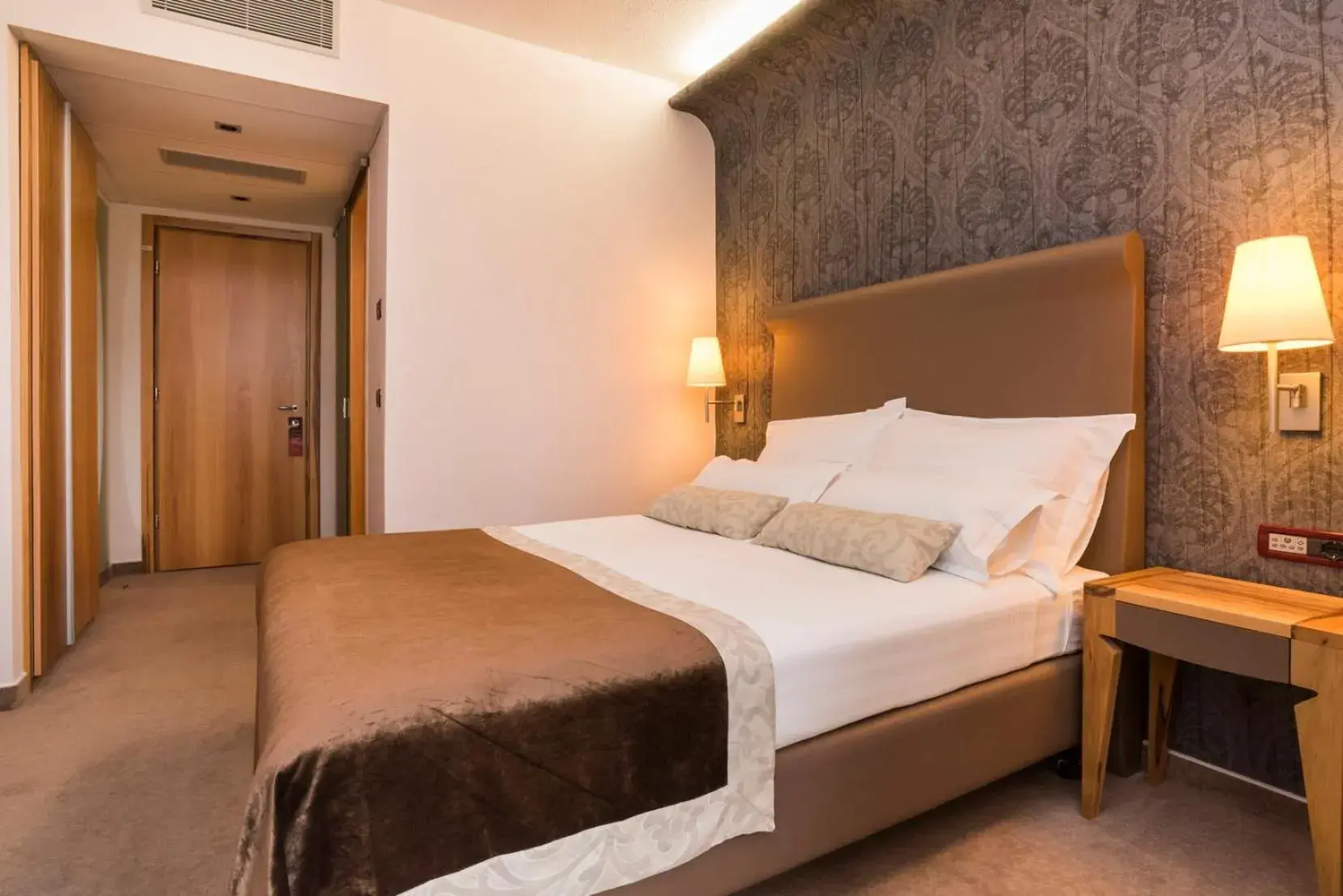 Classic Room with French Bed and Balcony Sea Side in Hotel Pelegrin Plava Laguna Classic Room with French Bed and Balcony Sea Side in Hotel Pelegrin Plava Laguna