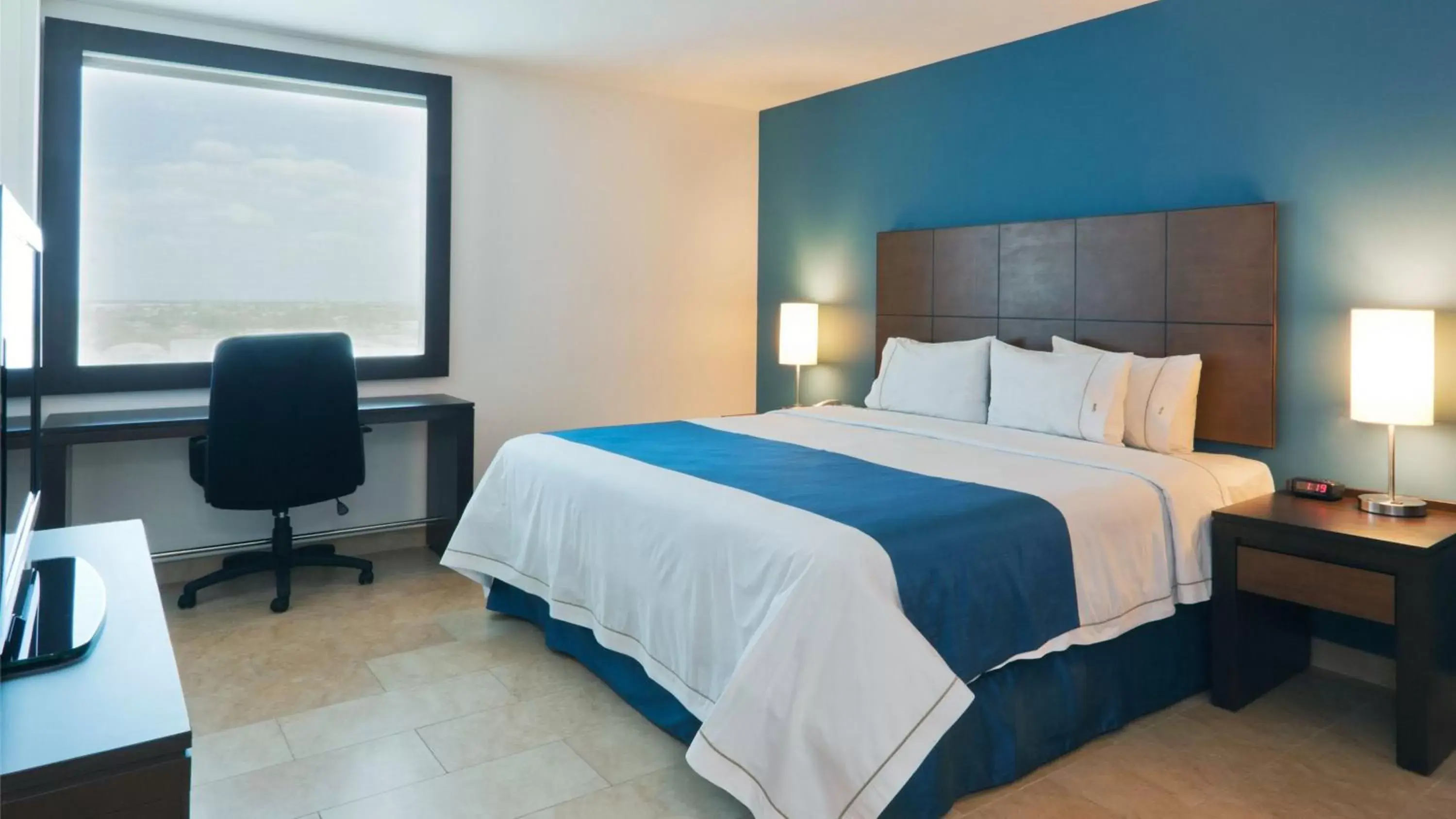 Photo of the whole room, Bed in Holiday Inn Express Mérida, an IHG Hotel