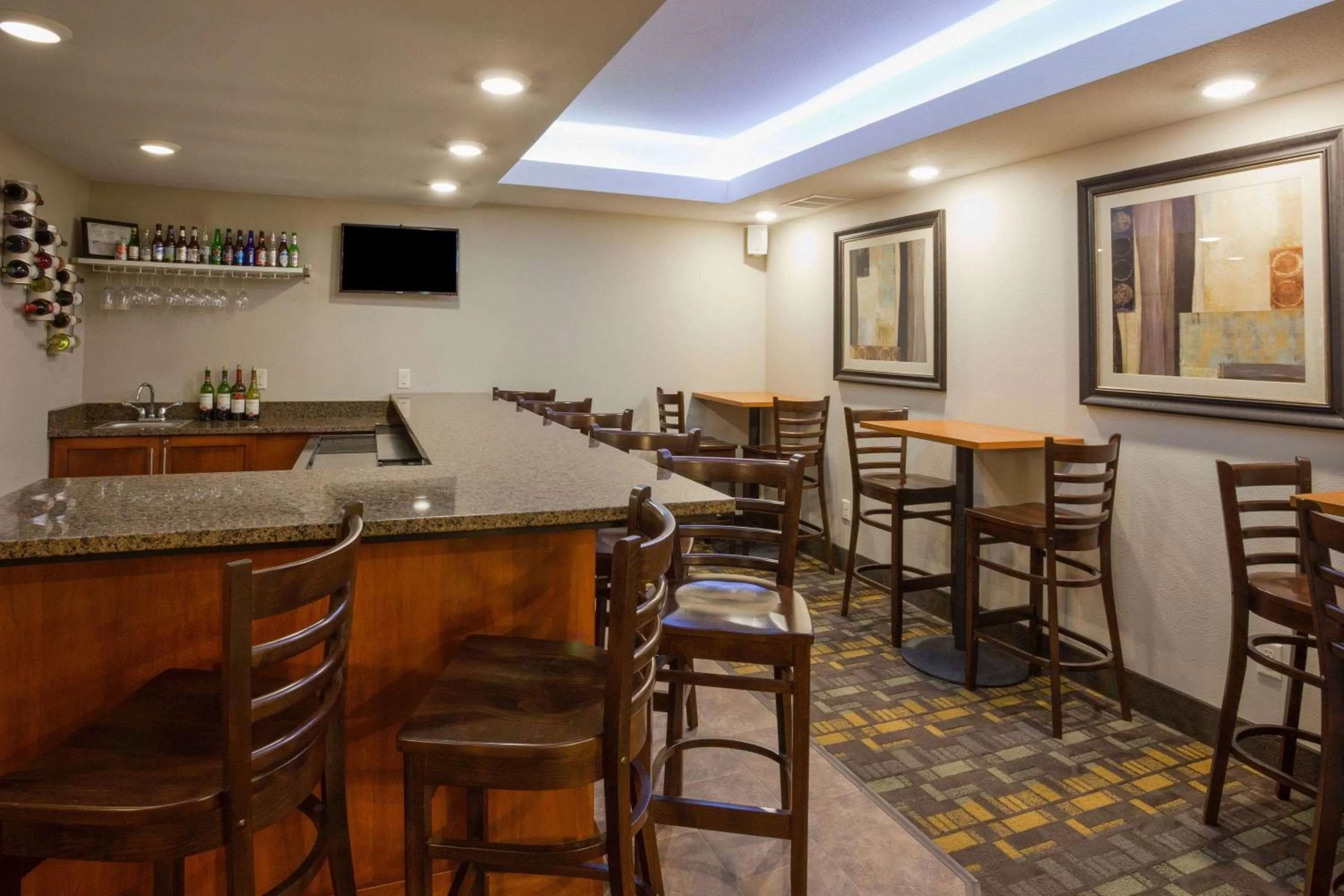 Lounge or bar in AmericInn by Wyndham Hartford SD