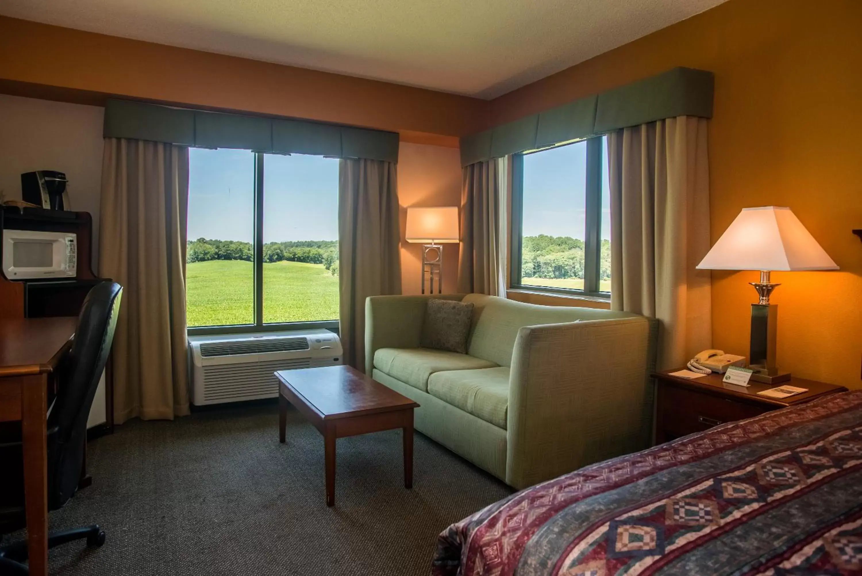 King Room with Mountain View - Non-Smoking in Round Hill Inn King Room with Mountain View - Non-Smoking in Round Hill Inn