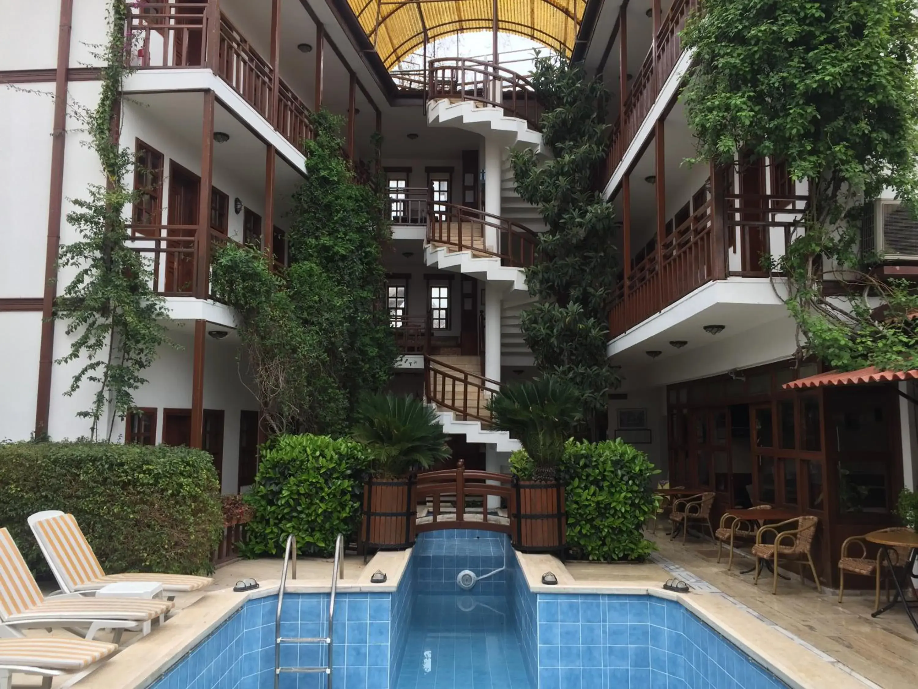 Facade/entrance, Swimming Pool in Hotel Karyatit Kaleici