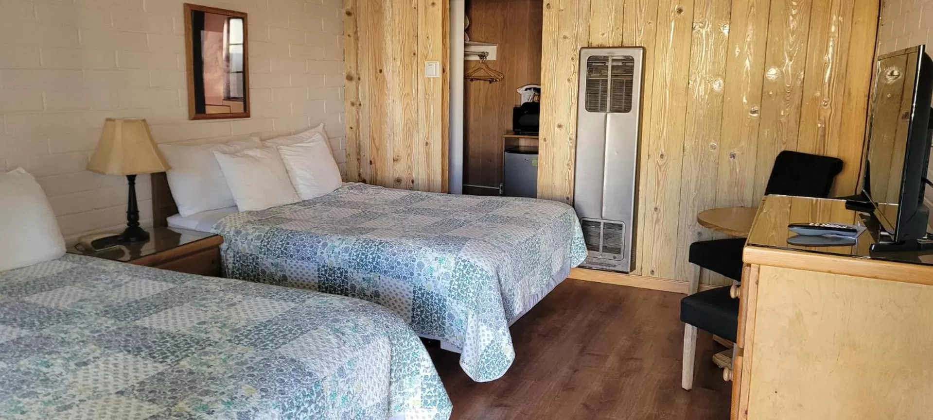 Bed in Bishop Village Motel