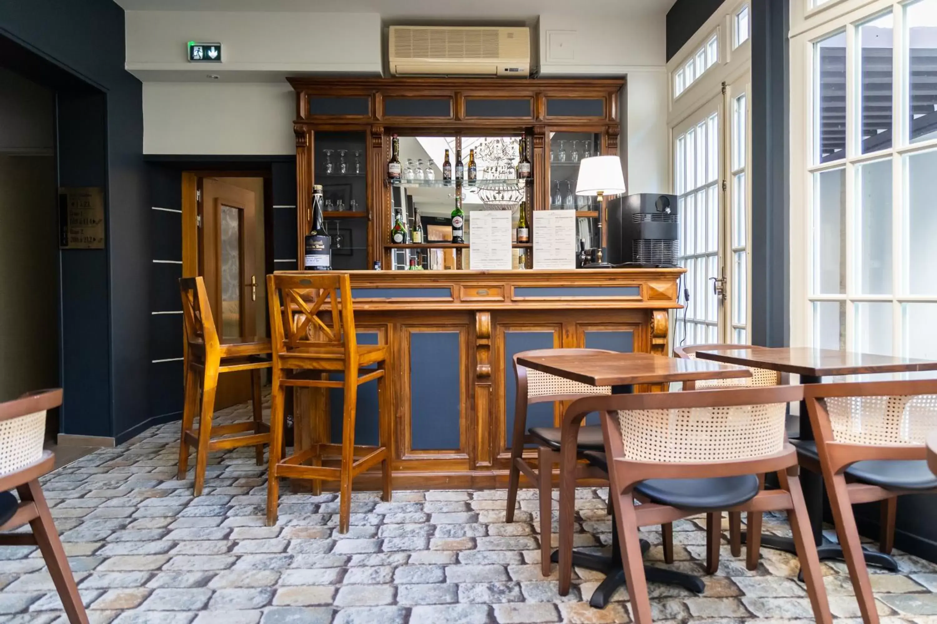 Lounge/Bar in Churchill Hotel Bayeux Centre