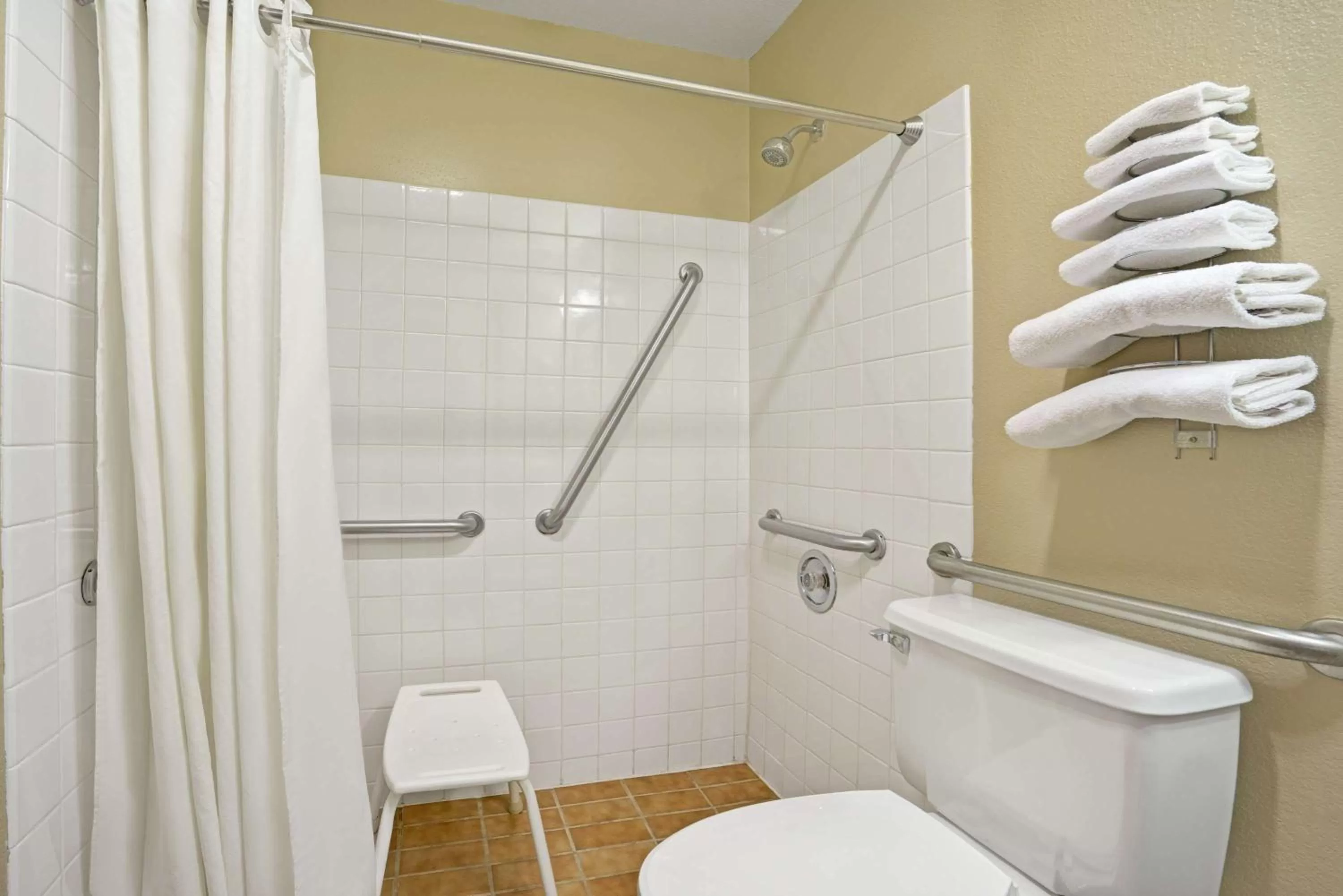 Queen Room - Disability Access/Non-Smoking in Super 8 by Wyndham Melrose