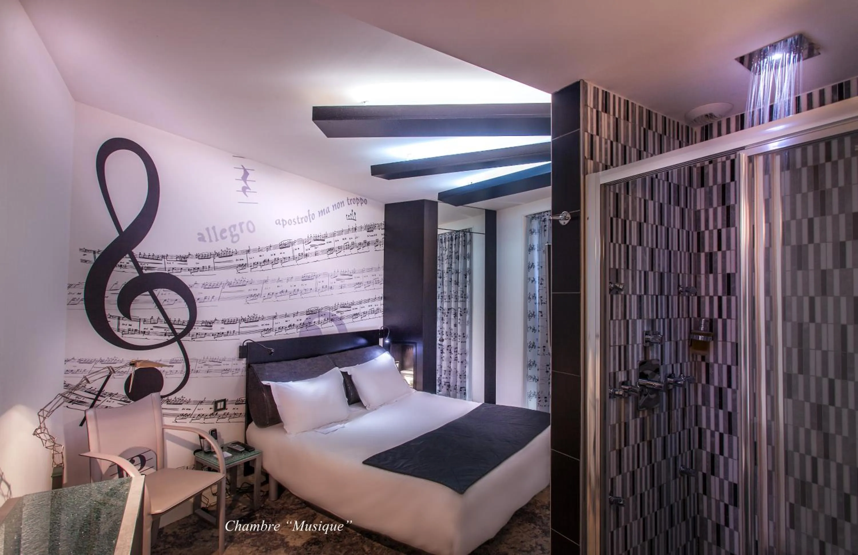 Bed in Apostrophe Hôtel