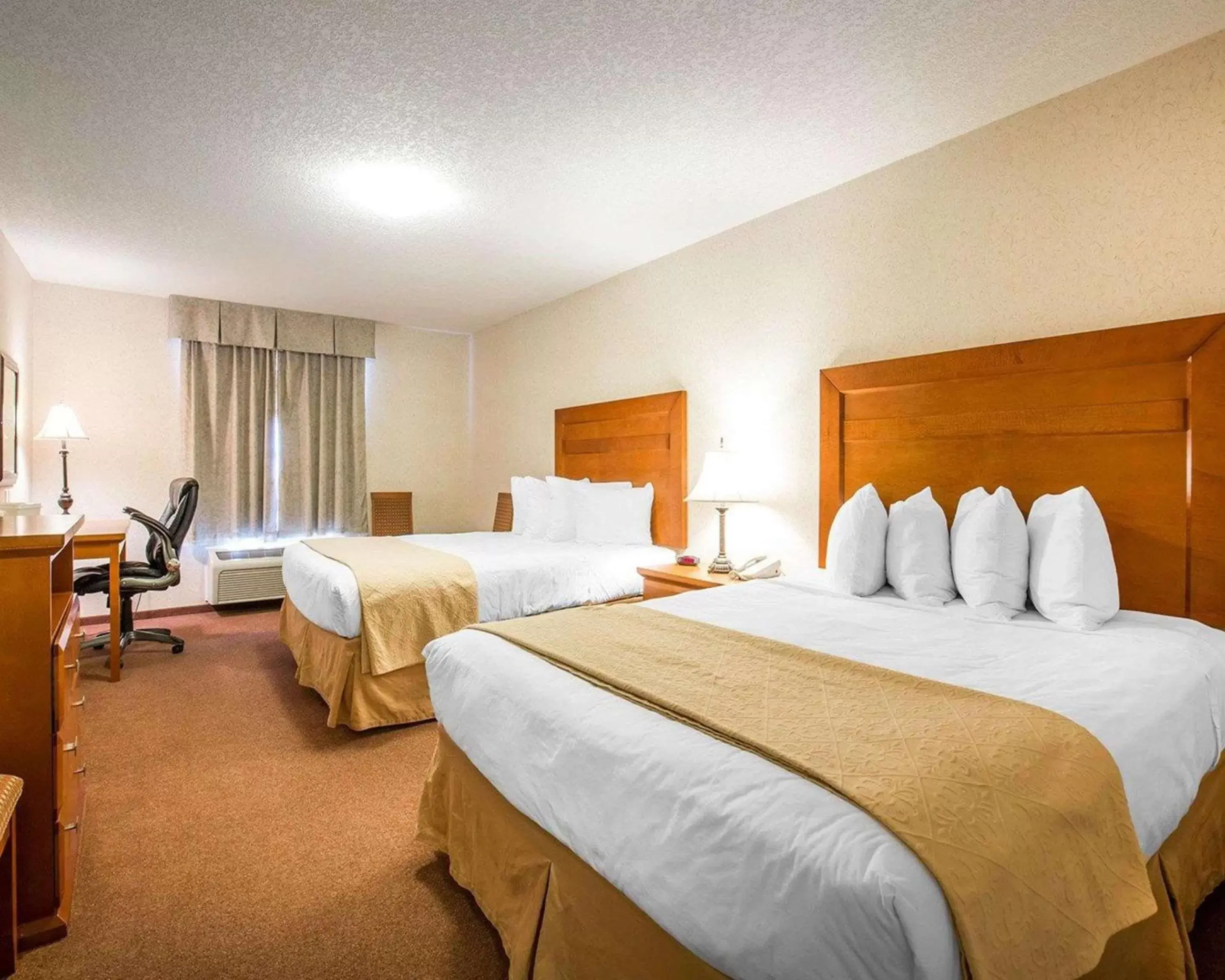 Photo of the whole room, Bed in Quality Inn & Suites Lethbridge