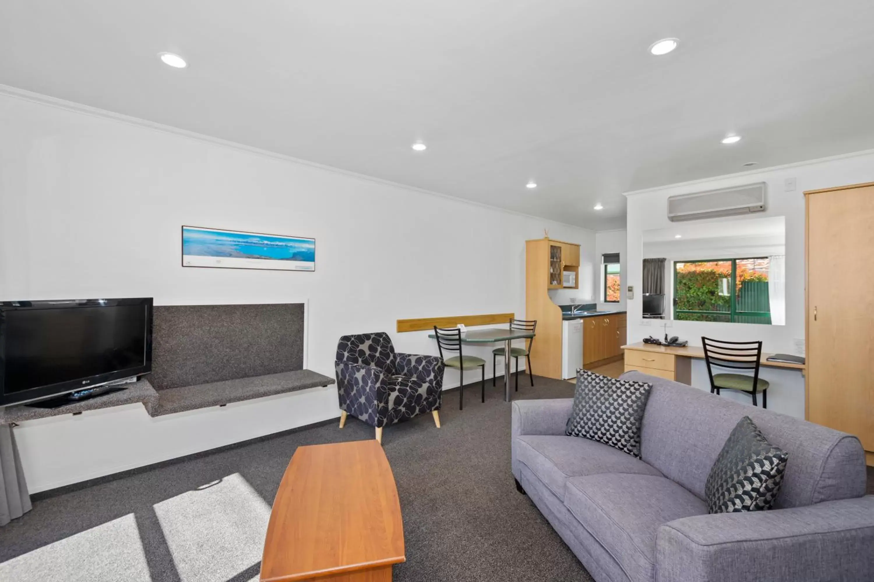 Living room, Seating Area in The Lakes Motel