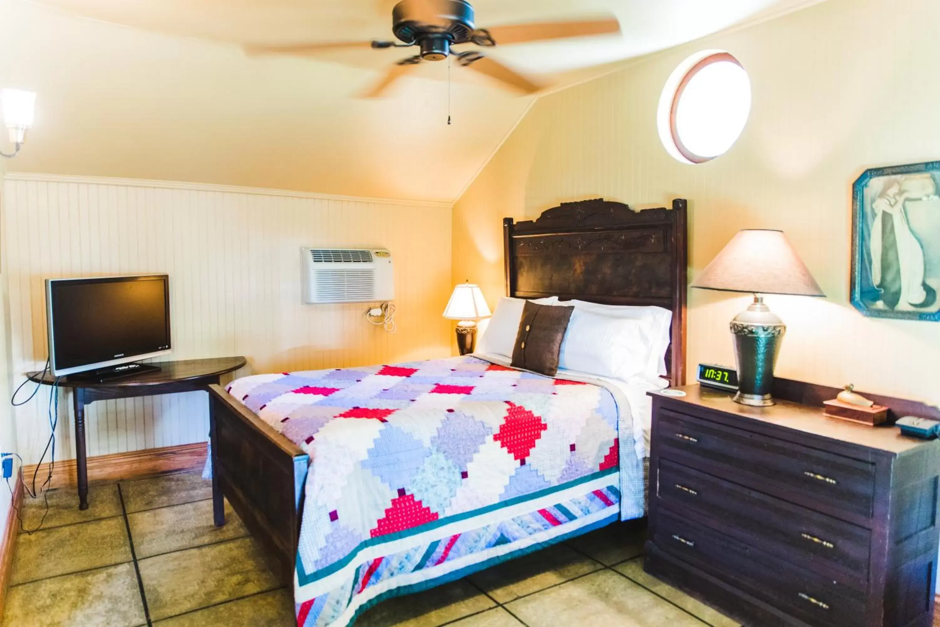 Bedroom, Bed in Roanoke Island Inn