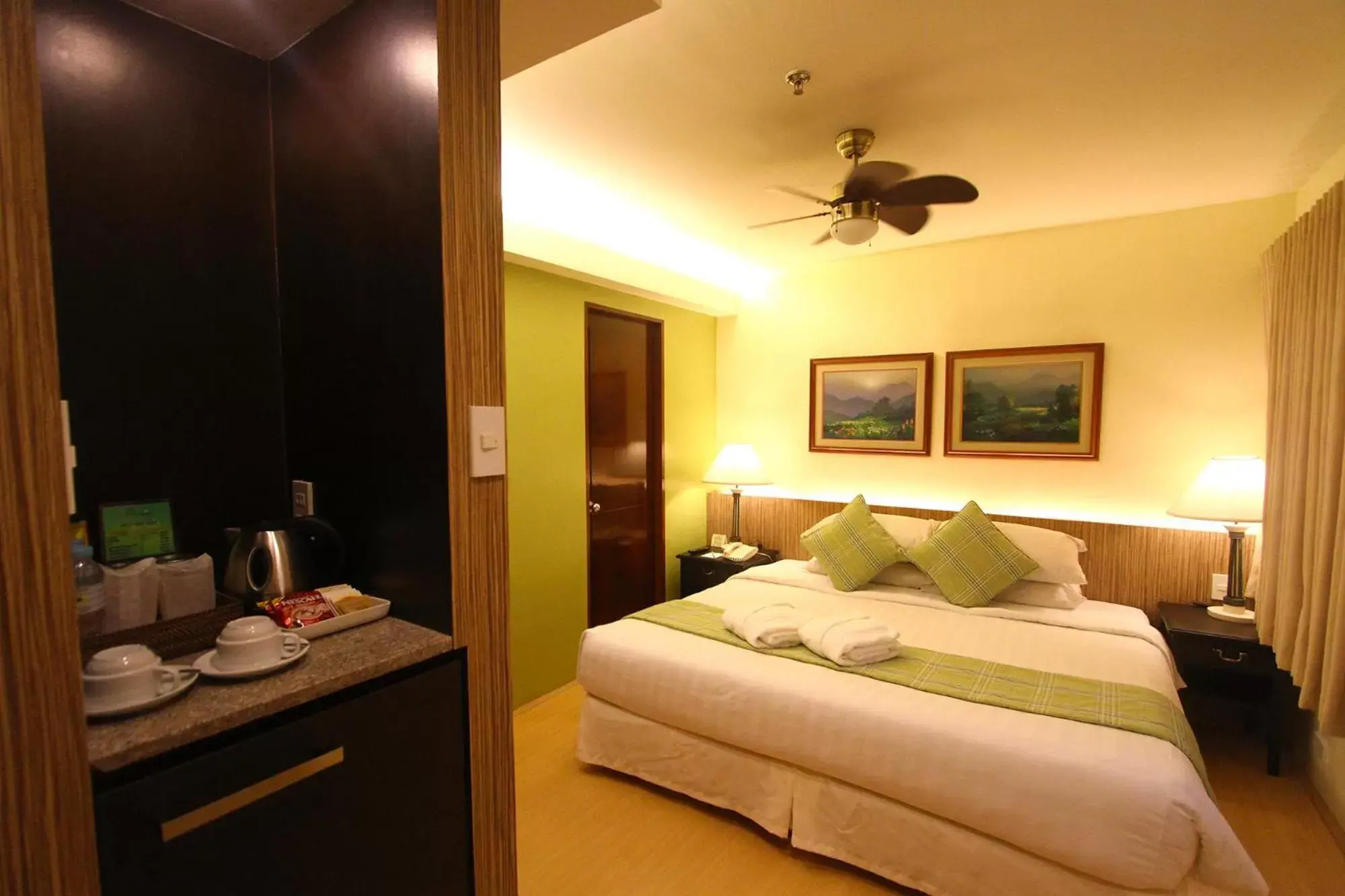 Coffee/tea facilities, Bed in Hotel Fleuris Coffee/tea facilities, Bed in Hotel Fleuris