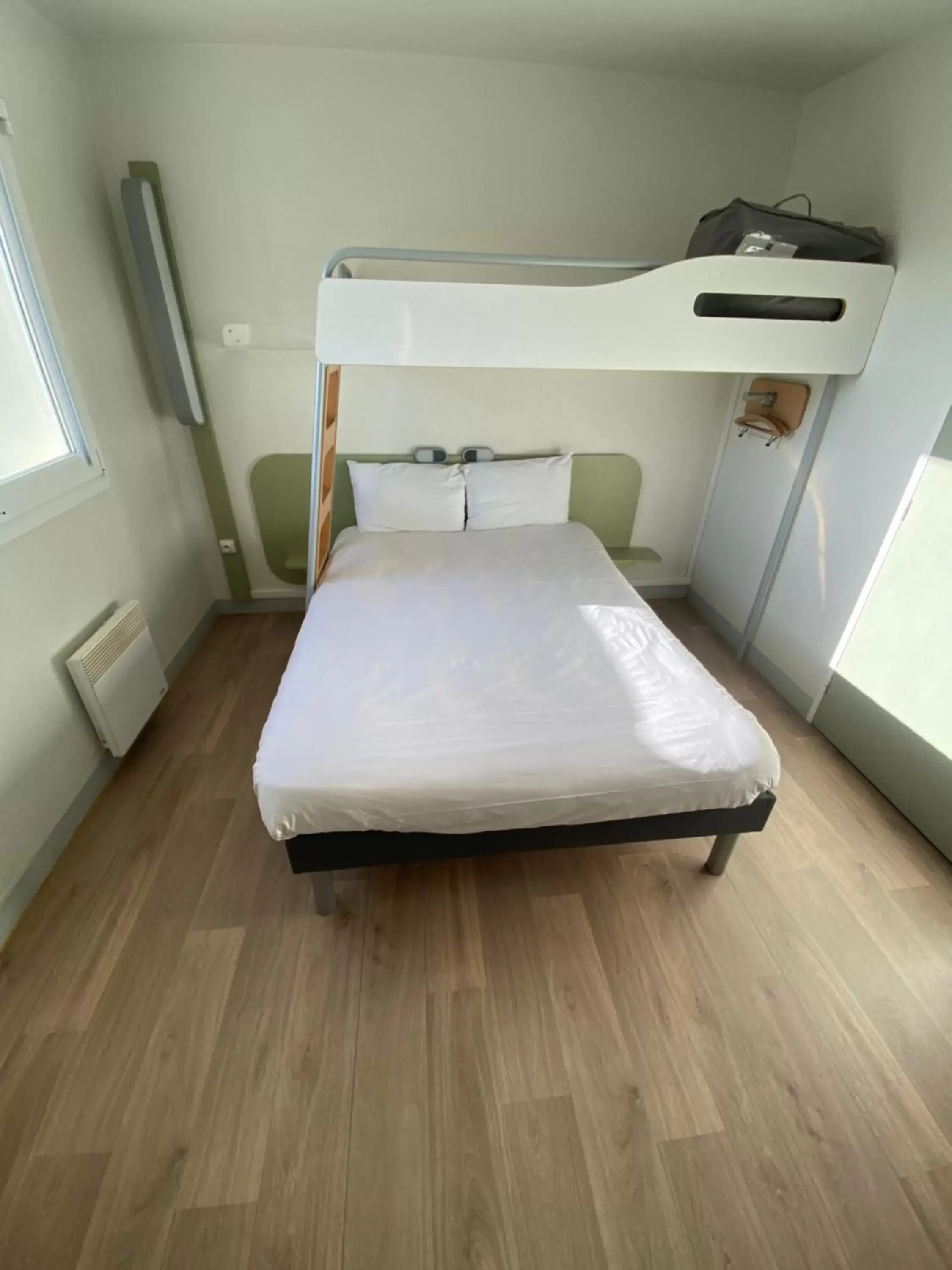 Photo of the whole room, Bed in ibis Budget Caen Centre Gare