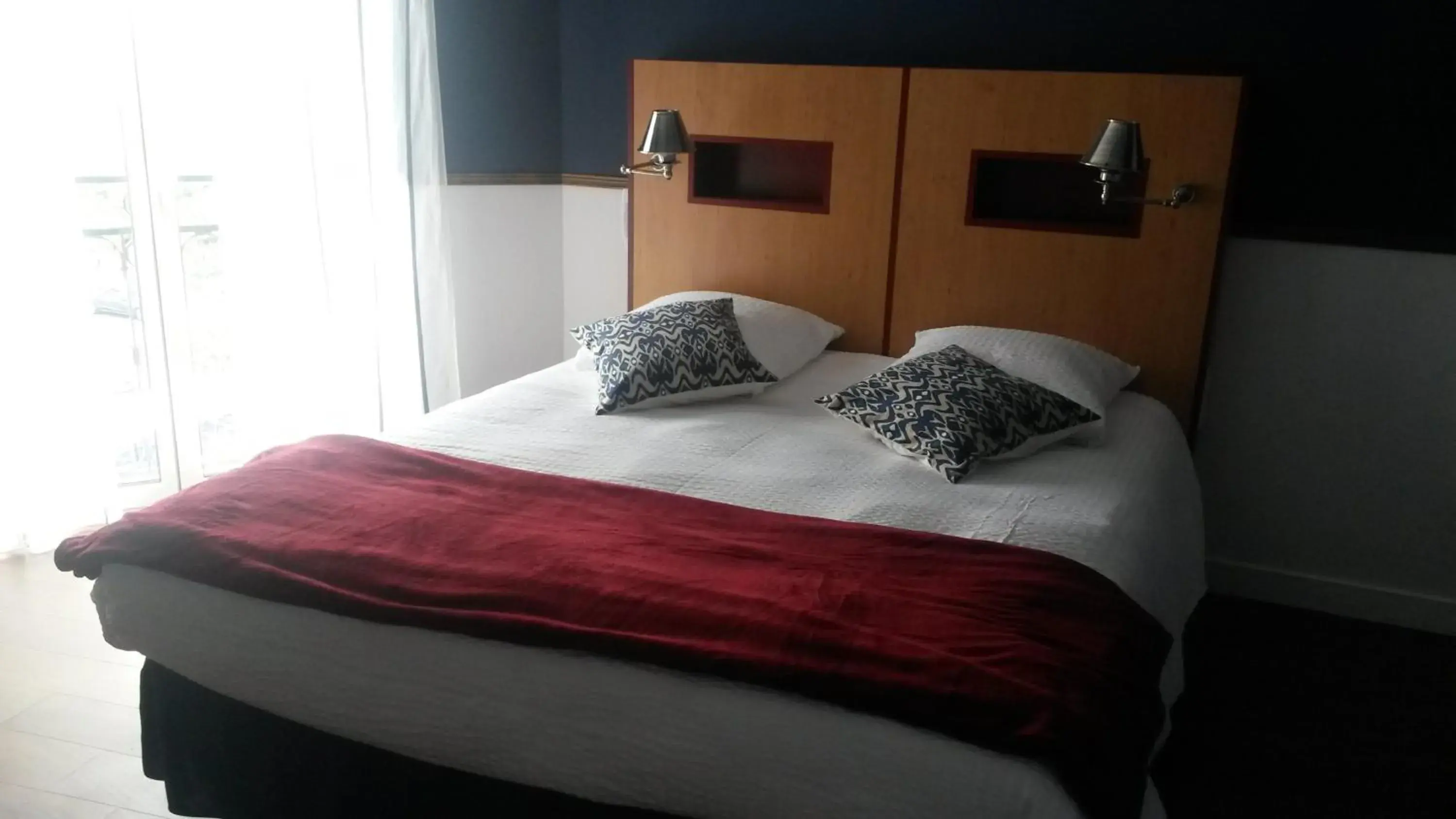 Bed in Brit Hotel de Paris Saint-Jean-de-Luz