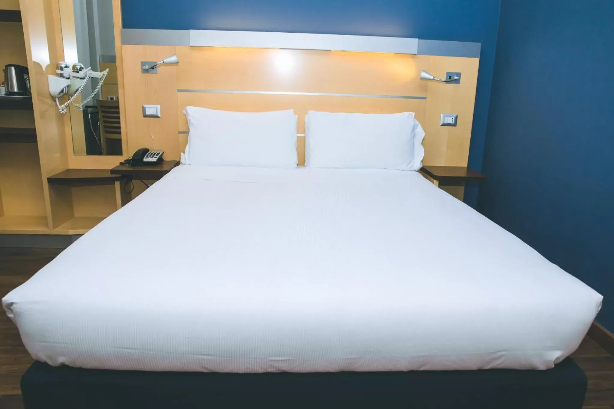 Photo of the whole room, Bed in Holiday Inn Express Milan-Malpensa Airport, an IHG Hotel