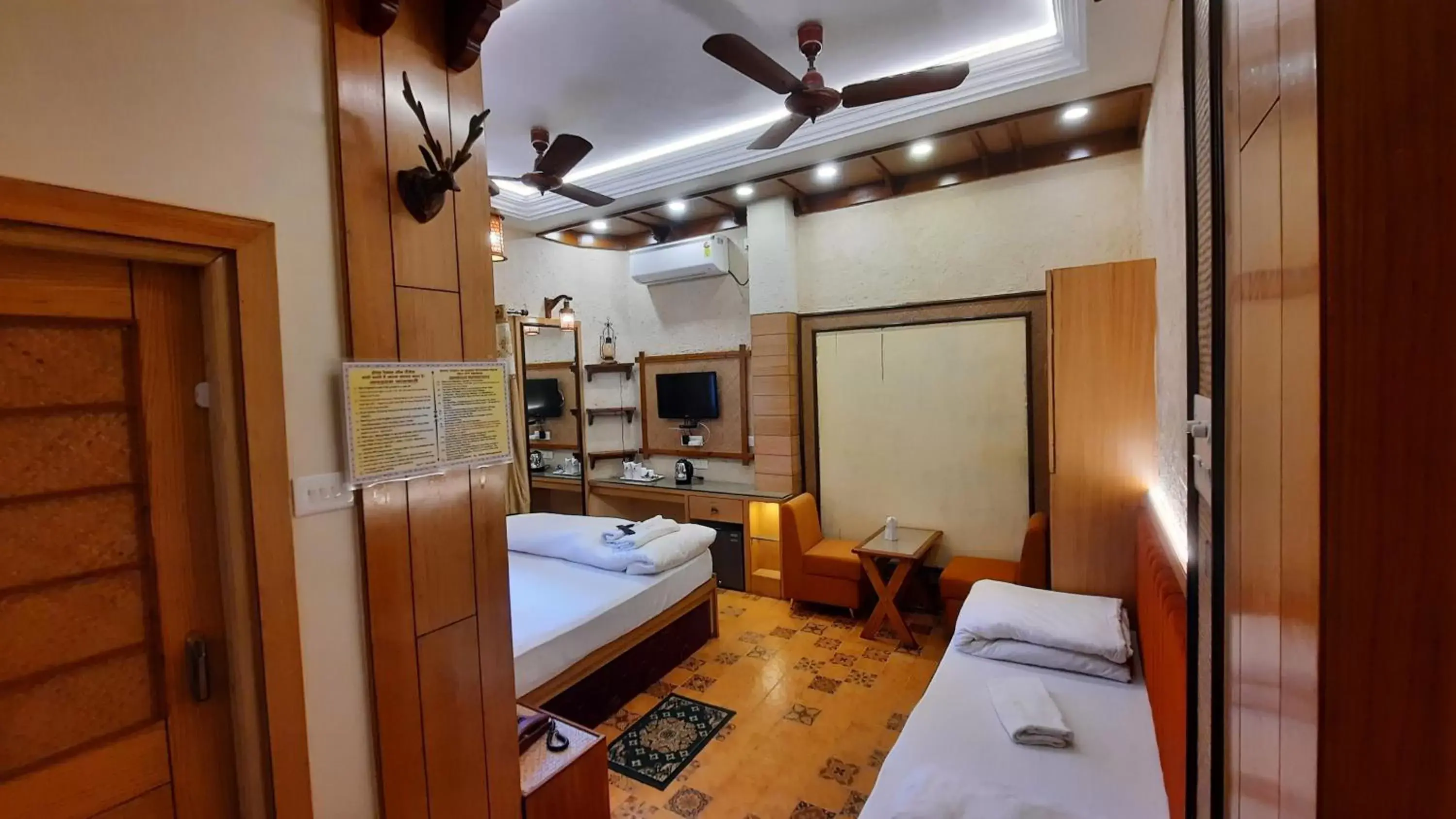TV and multimedia in Hotel Temple On Ganges