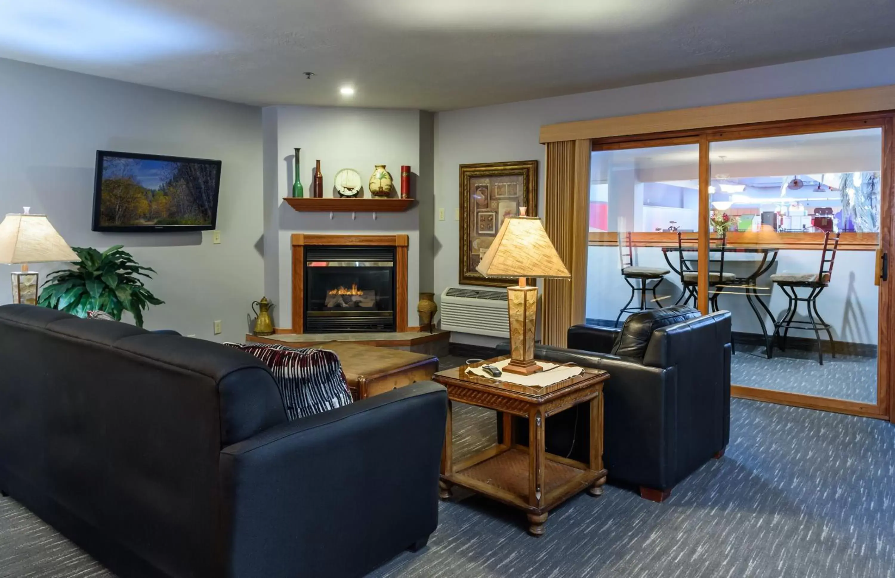 Living room, Seating Area in Ramada by Wyndham Sioux Falls Airport - Waterpark Resort & Event Center