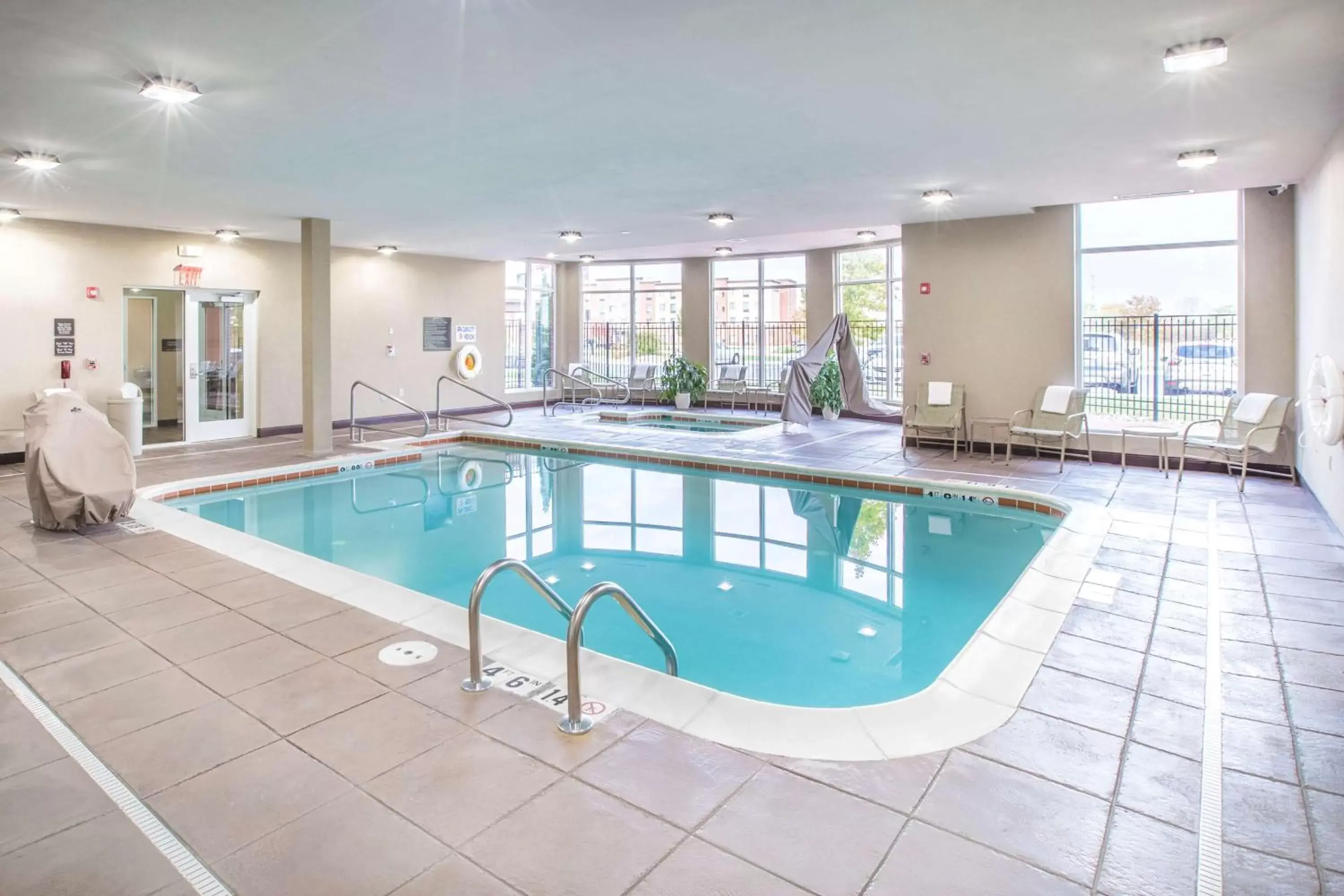 Hot Tub, Swimming Pool in Hilton Garden Inn Benton Harbor