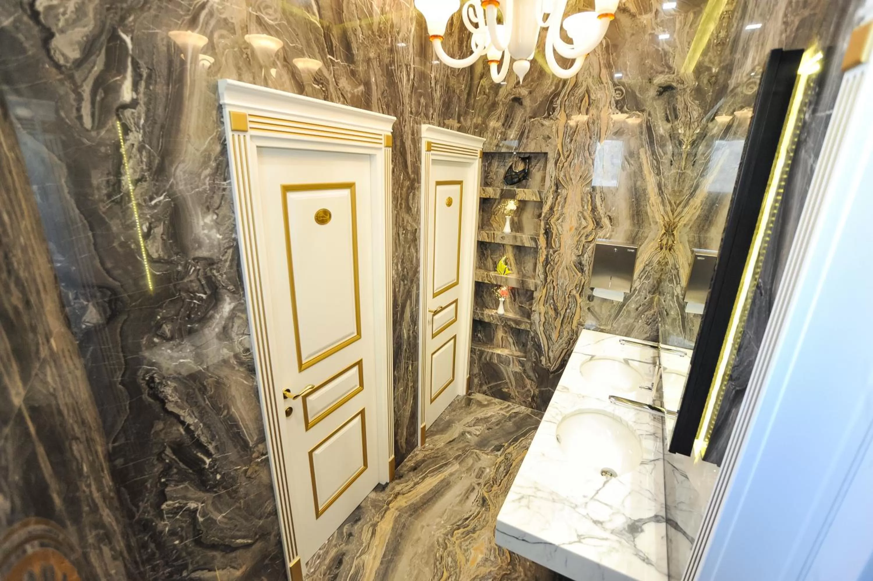 Restaurant/places to eat in Iliria Internacional Hotel