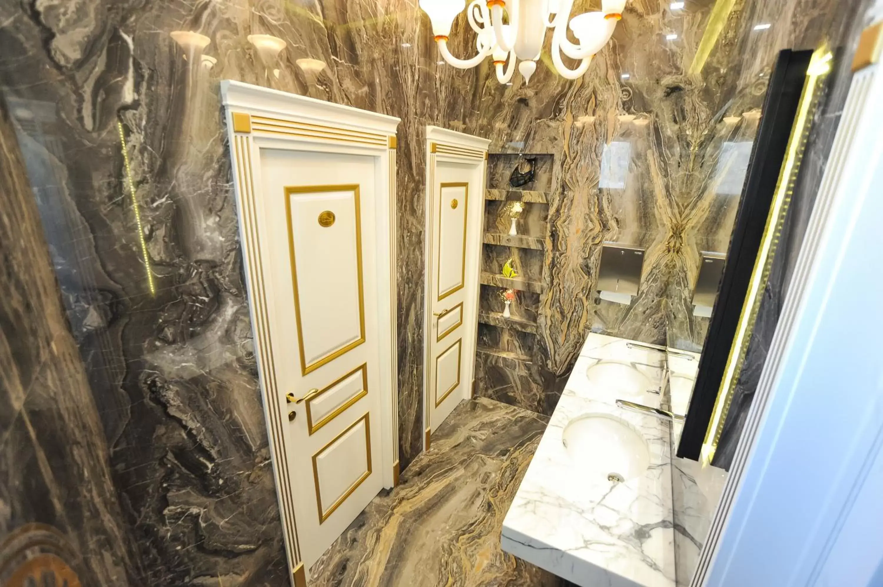 Restaurant/places to eat in Iliria Internacional Hotel Restaurant/places to eat in Iliria Internacional Hotel