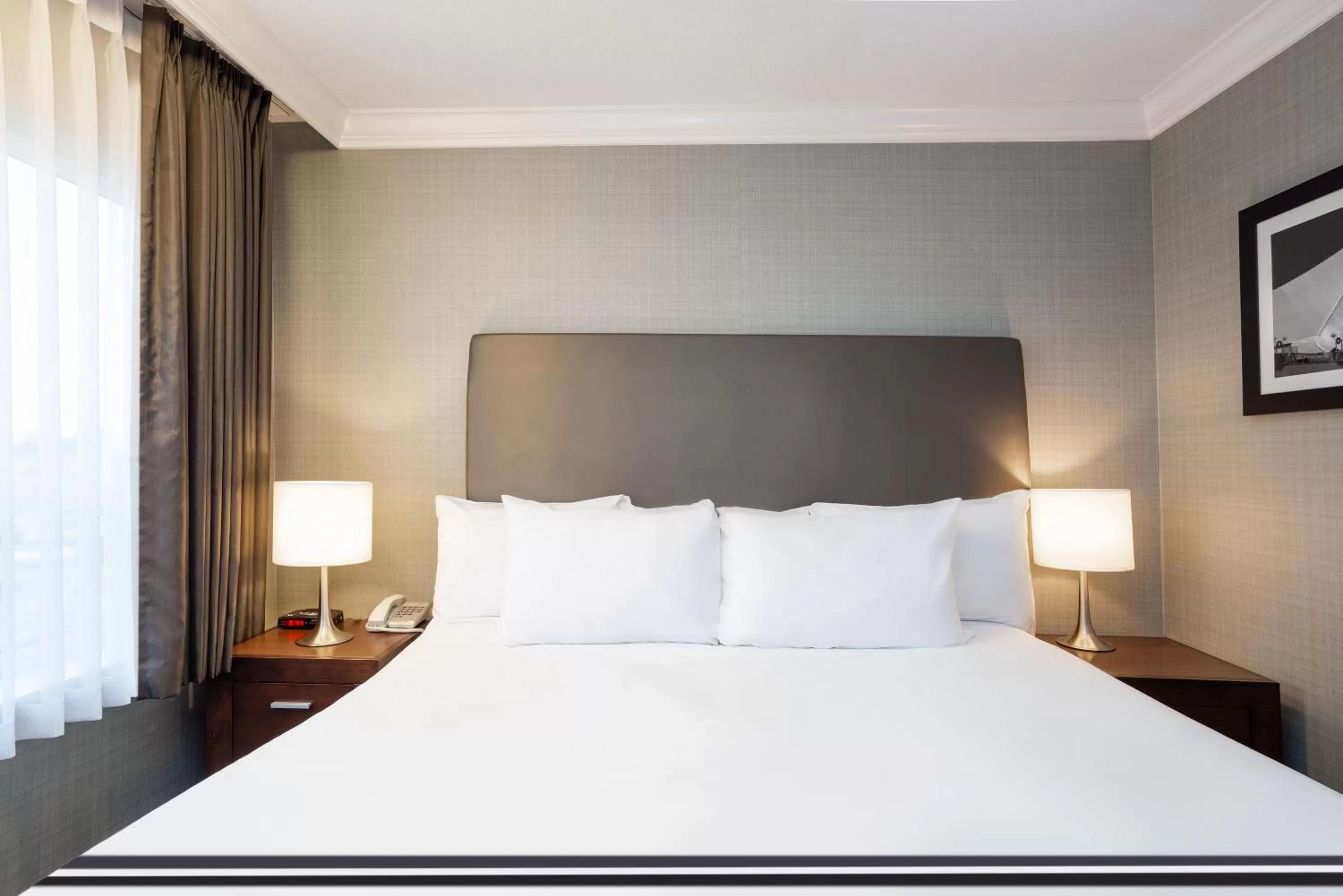 Bedroom, Bed in Sandman Hotel Vancouver Airport