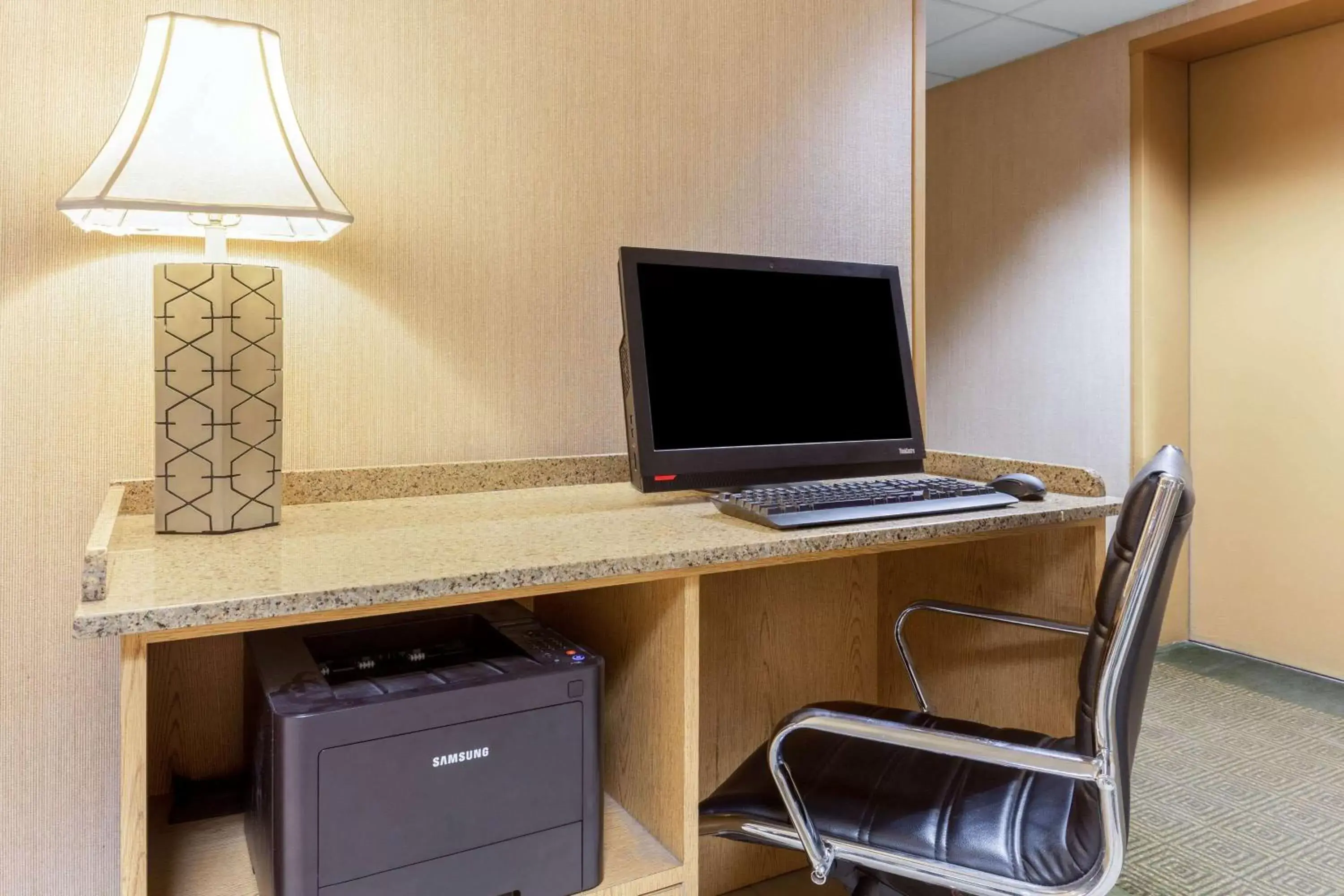 Business facilities, TV/Entertainment Center in La Quinta Inn by Wyndham Chicago Willowbrook