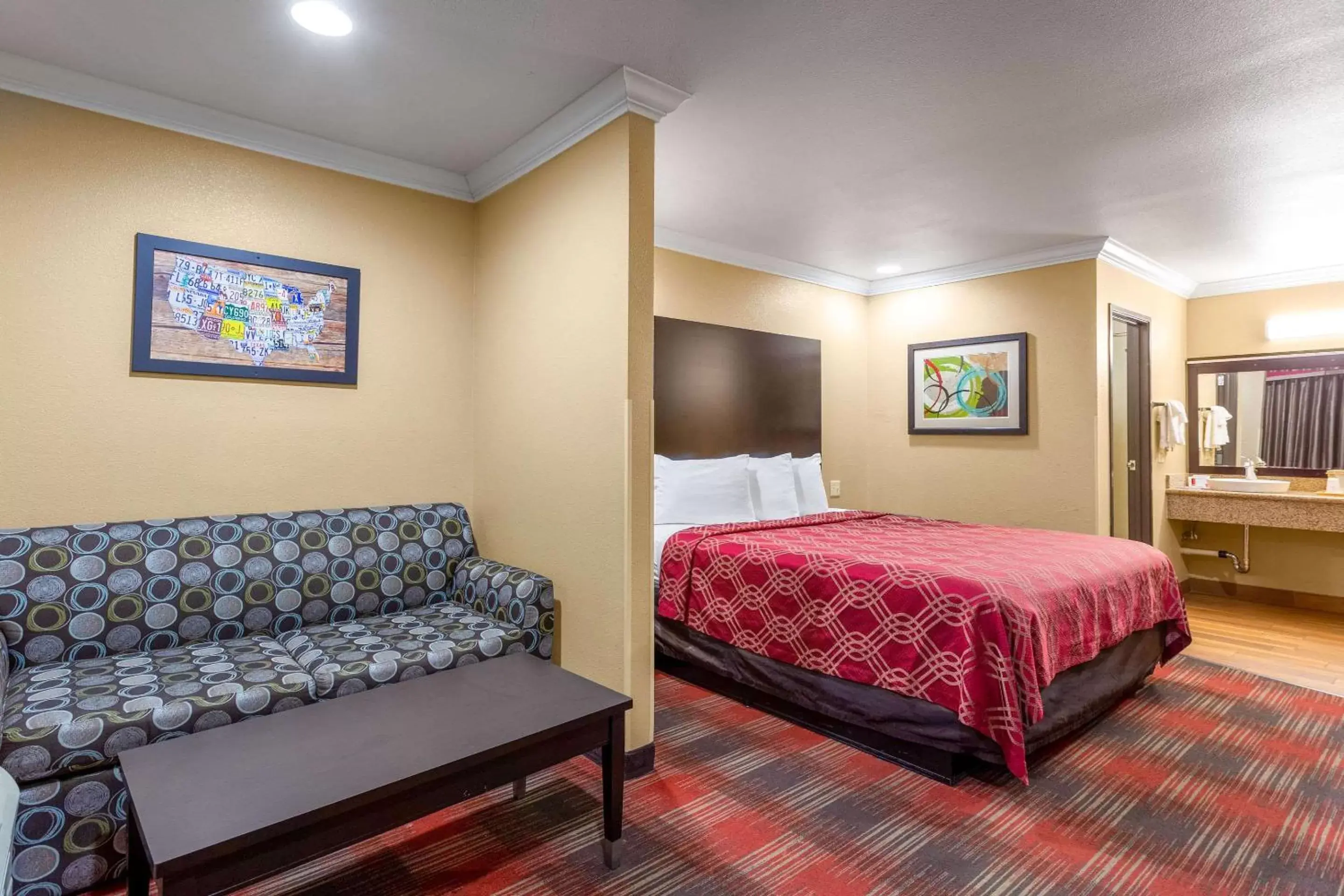 Photo of the whole room, Bed in Econo Lodge Inn & Suites Escondido Downtown