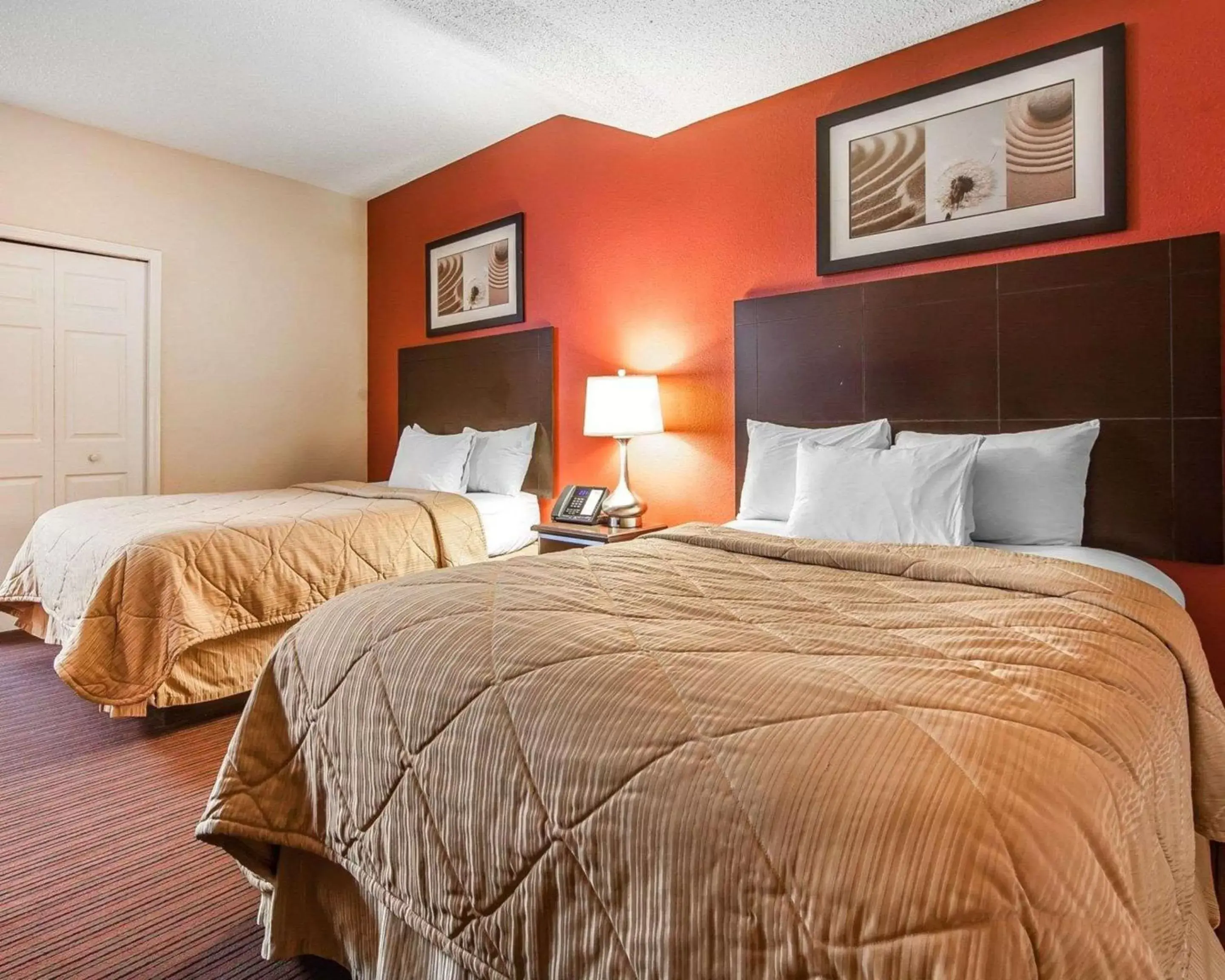 Bedroom, Bed in MainStay Suites Knoxville Airport