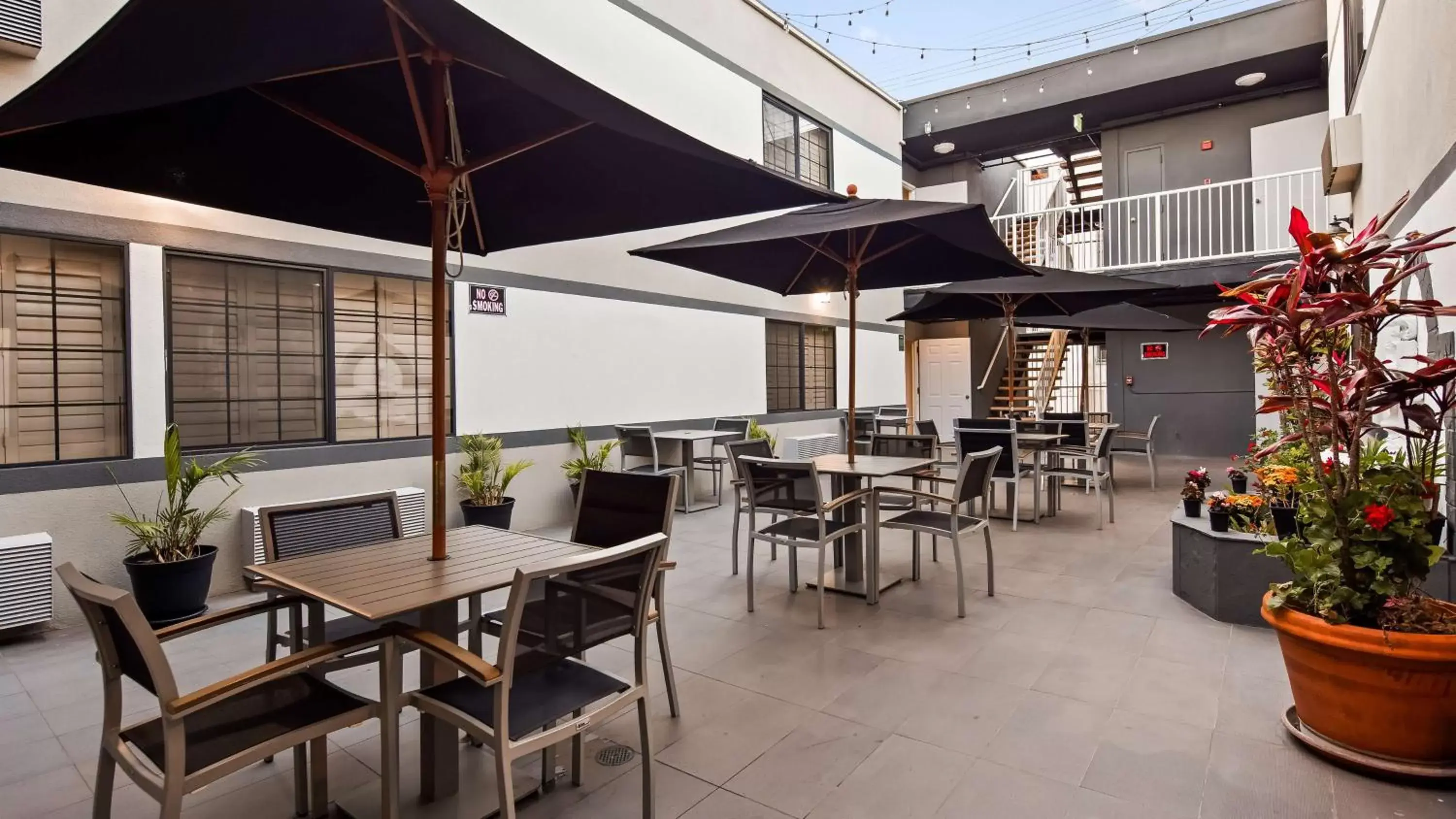 On site, Restaurant/Places to Eat in SureStay Hotel by Best Western Beverly Hills West LA