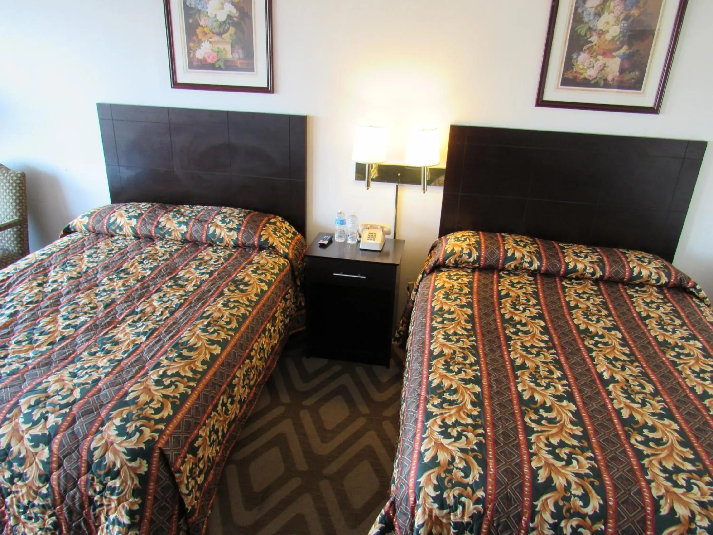 Photo of the whole room, Bed in Tourway Inn Photo of the whole room, Bed in Tourway Inn