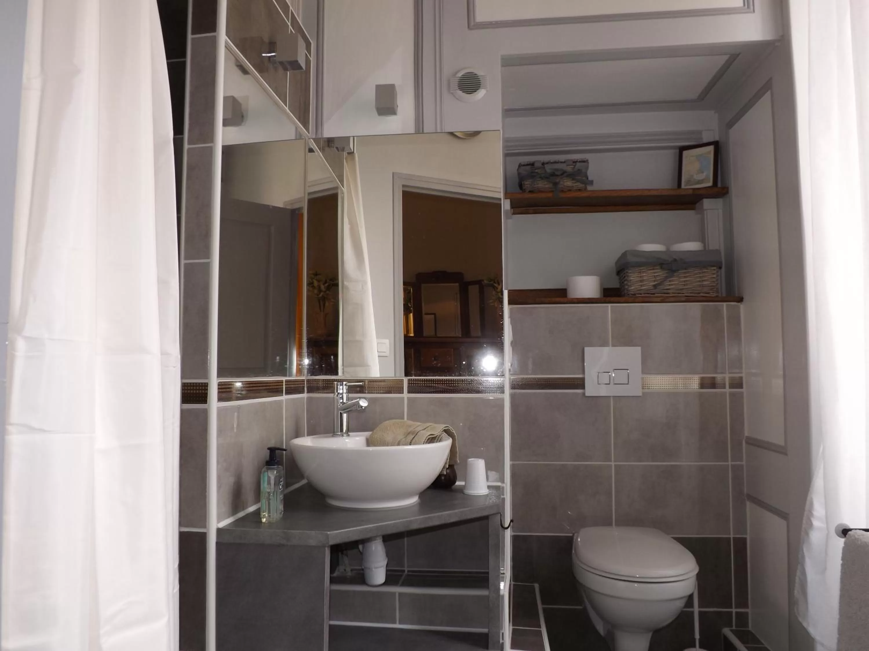 Shower, Bathroom in HOTEL particulier LARIBOISIERE